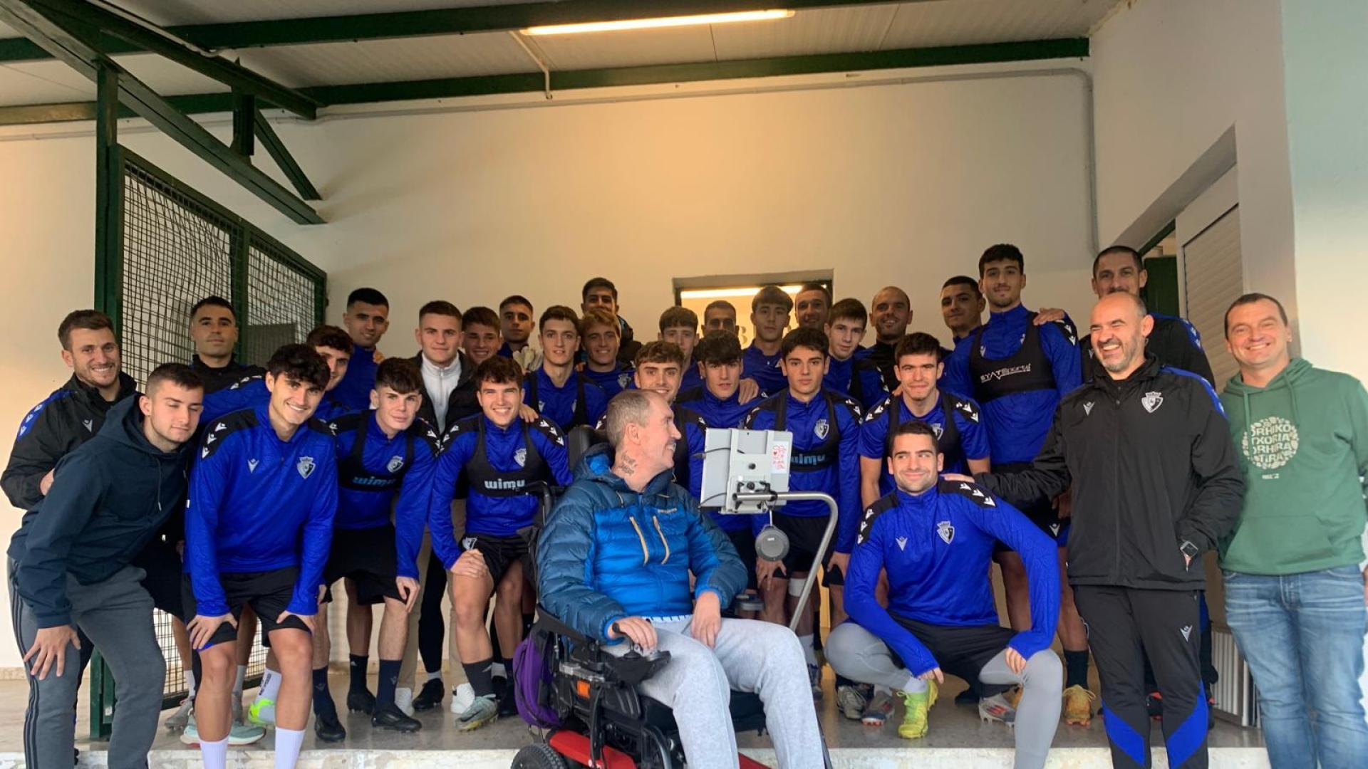 Alberto Armendáriz 'Txapela' se fotografió con los jugadores y el cuerpo técnico del Subiza