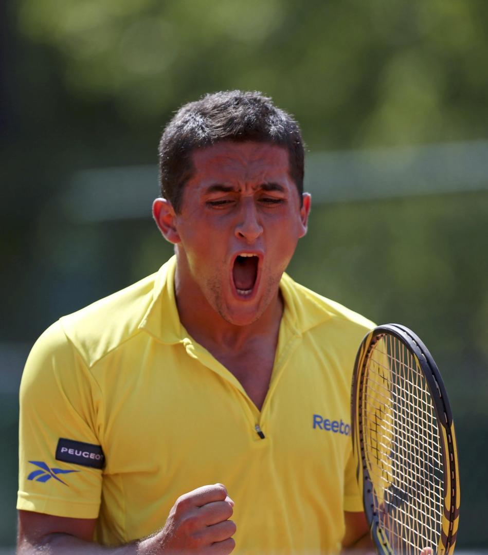 Nicolas Almagro of Spain reacts during his match against Leonardo Mayer of Argentina during his match against during the French Open tennis tournament at the Roland Garros stadium in Paris June 2, 2012.       REUTERS/Nir Elias (FRANCE  - Tags: SPORT TENNIS)