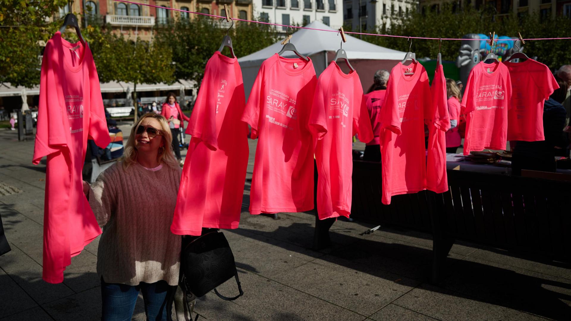 Camisetas rosas ondeando esta sábado en la Plaza del Castillo de Pamplona
