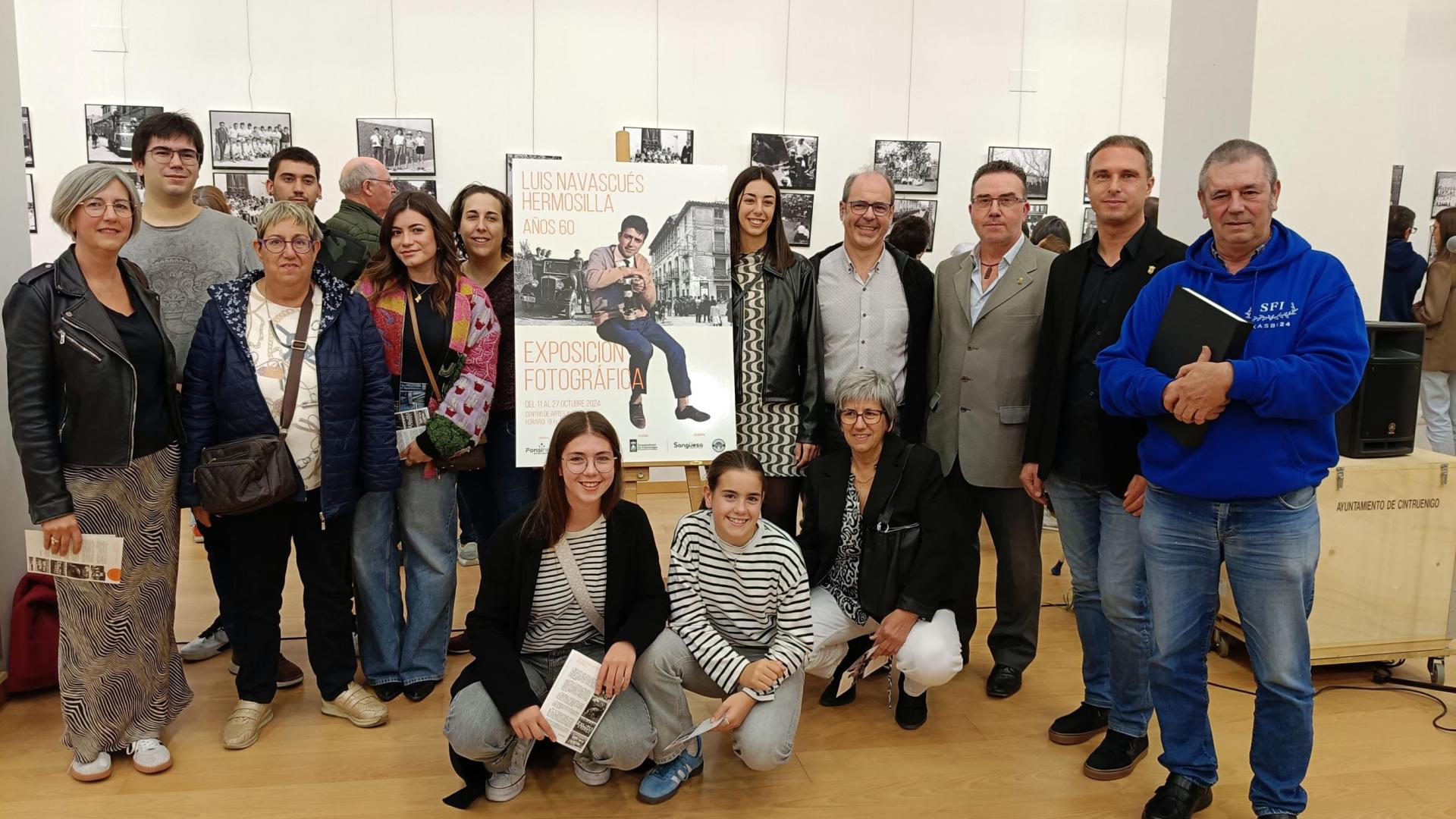 Familiares de Luis Hermosilla Navascués, invitados y autoridades, en la exposición fotográfica instalada en el Centro de Artes Avenida