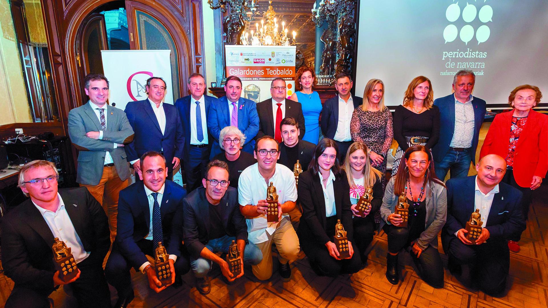 Agachados, los premiados, la noche de este viernes en el Nuevo Casino Principal de Pamplona. Desde la izquierda., Iván Benítez, Manuel Baigorri, Patxi Amezcua, Jesús Diges, Mikel Sola, Mikel González, Ane Urrizburu, María San Gil, Isa Eguiguren y Pedro Gómez