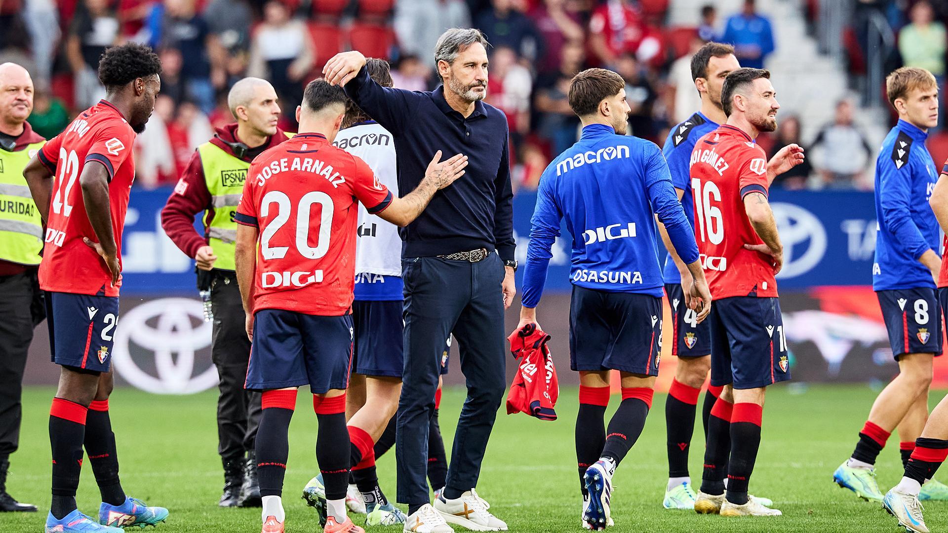 Vicente Moreno saluda a sus jugadores al finalizar el partido contra el Betis