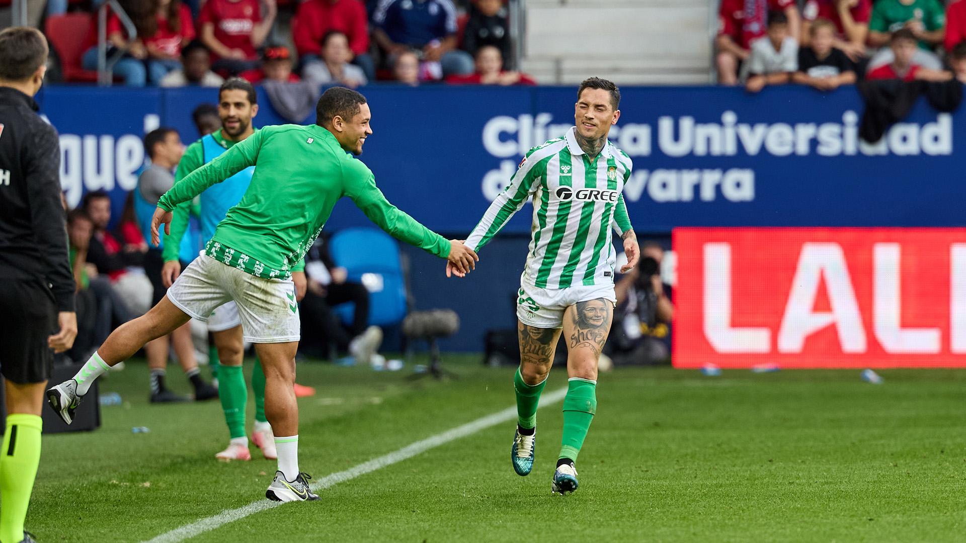 El Chimy Ávila celebra el gol saludando a Vitor Roque