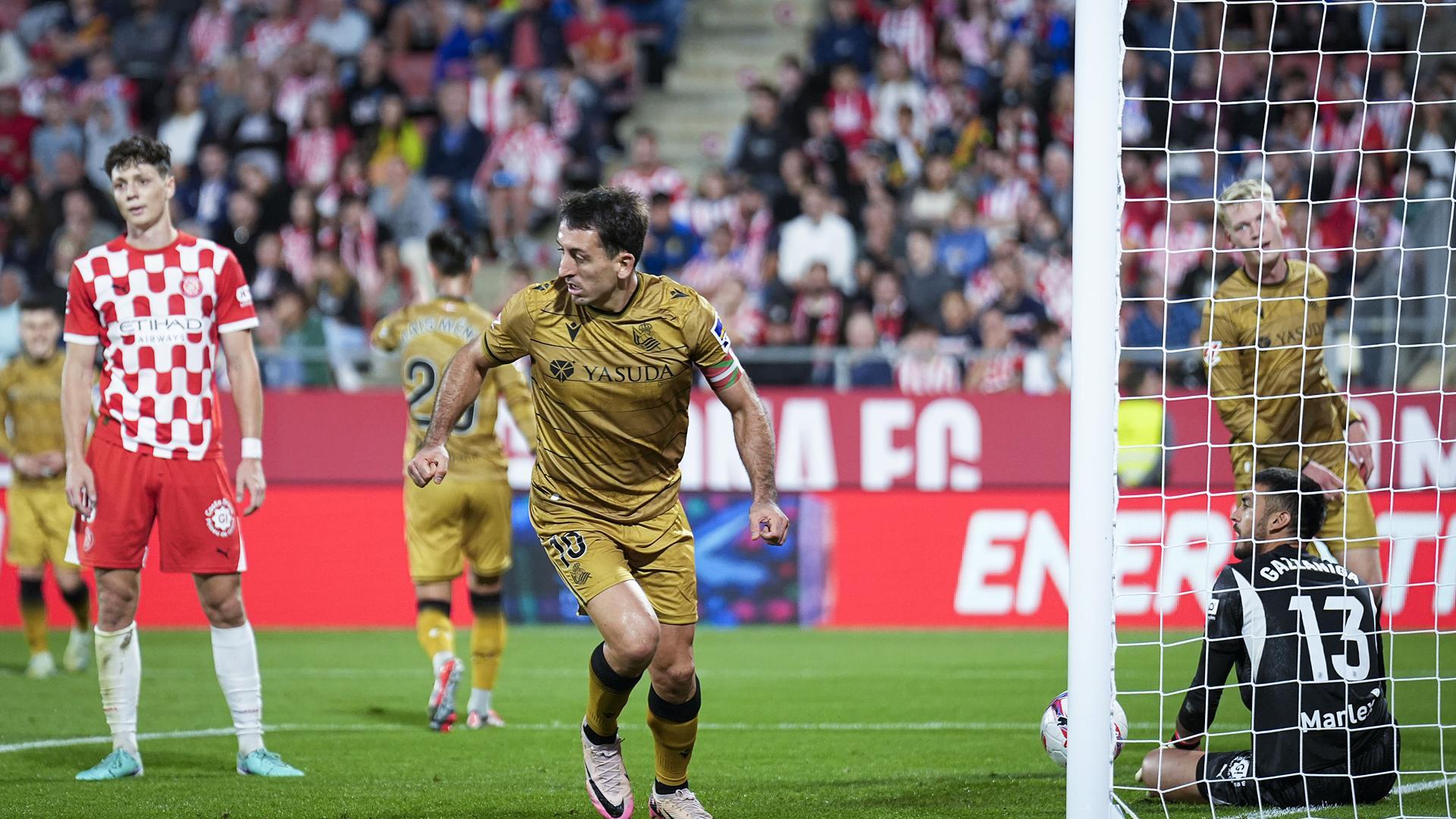 Mikel Oyarzabal acaba de anotar el tanto ate el Girona y se dispone a celebrarlo