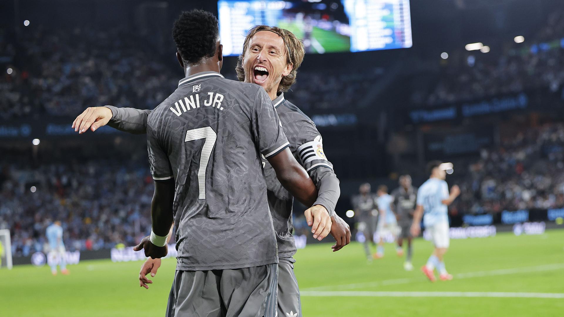 Vinícius y Modric celebran el segundo tanto del Real Madrid en Balaídos