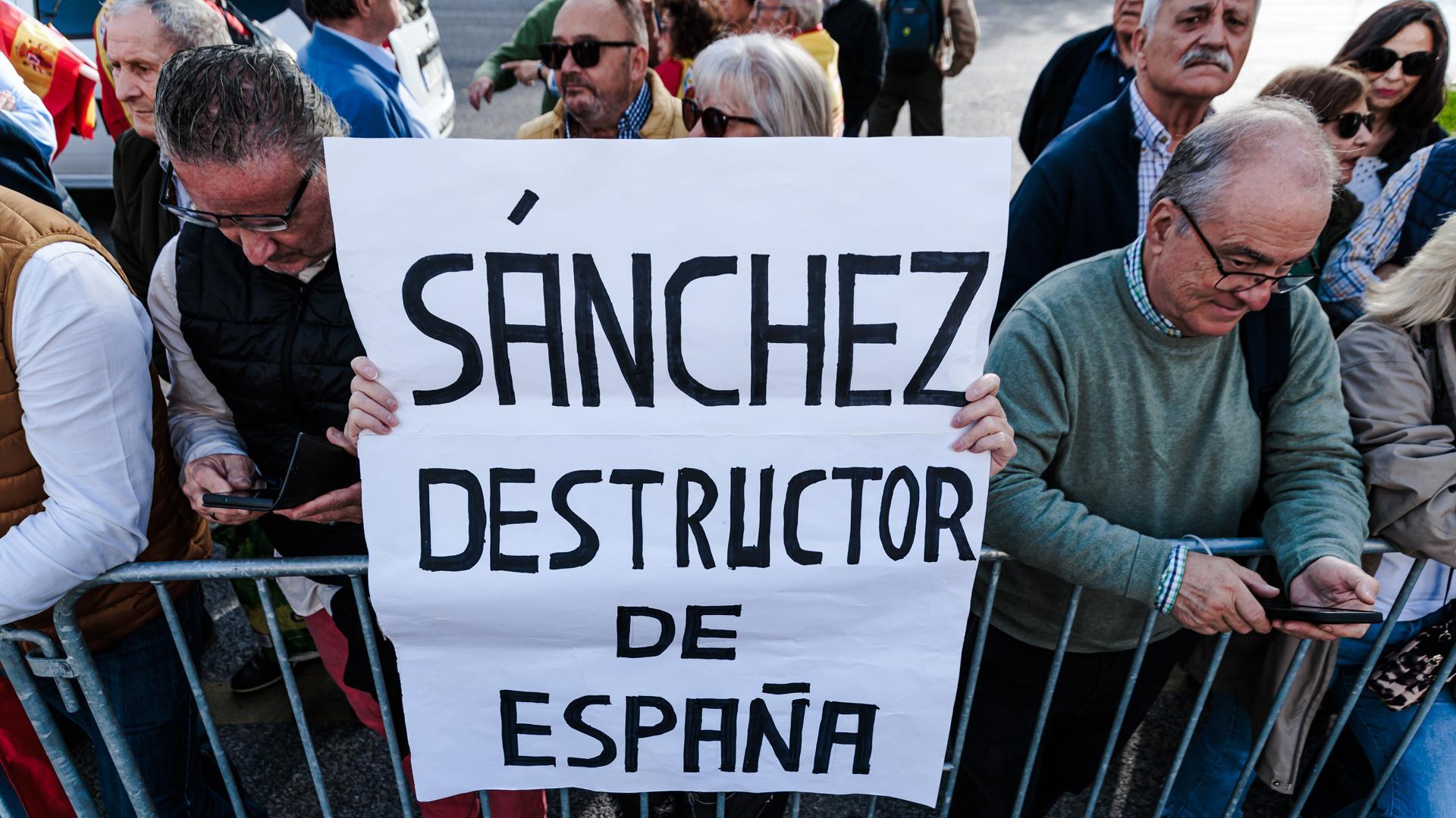 Varias personas durante una concentración para pedir elecciones generales, en la Plaza de Castilla