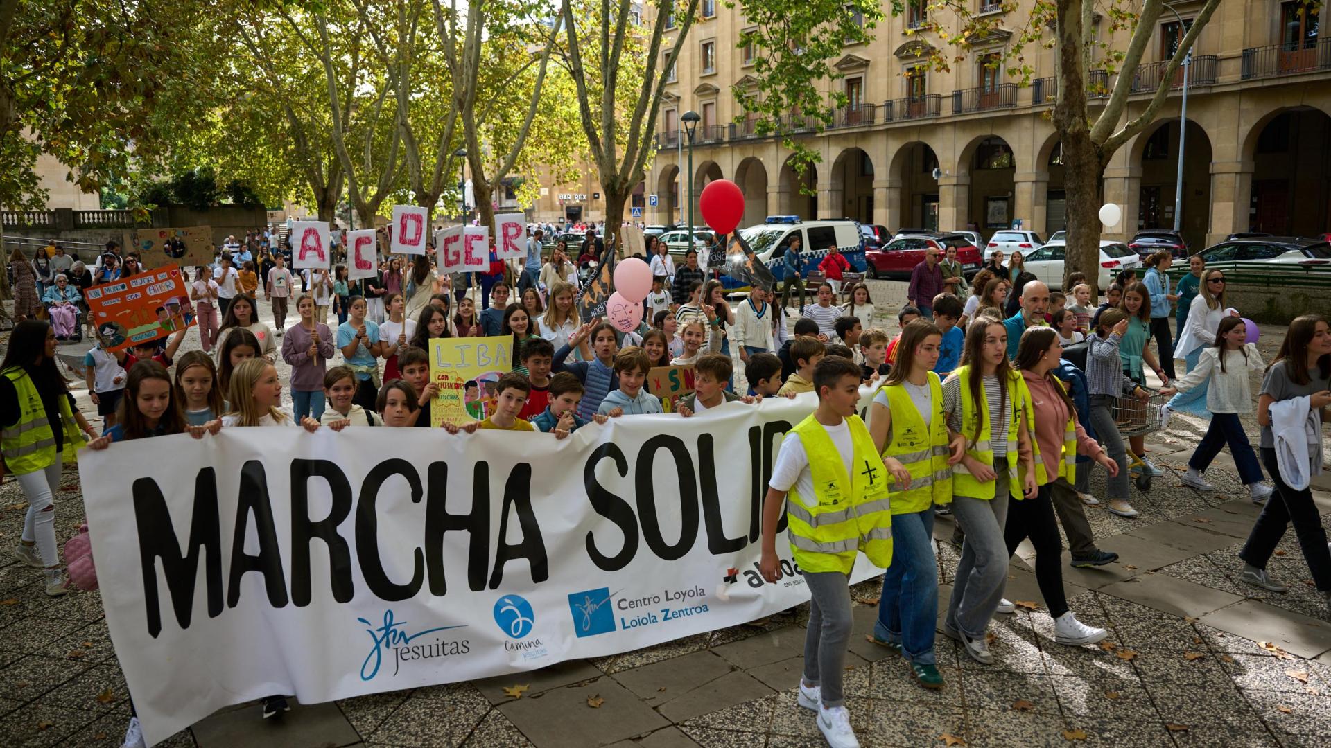 La cabeza de la marcha solidaria, a su paso por la Plaza de la Libertad.