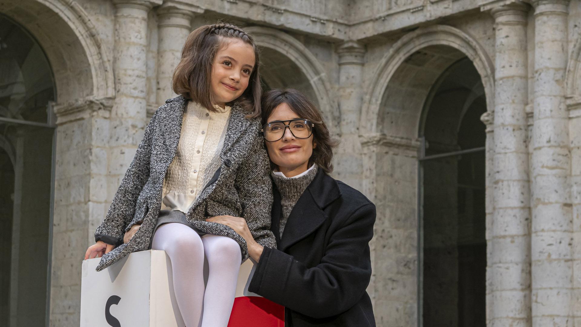 La actriz Sofía Allepuz (i) y la actriz y directora Paz Vega (d) posan en el photocall de la película `Rita¿ en la 69ª edición de la Seminci