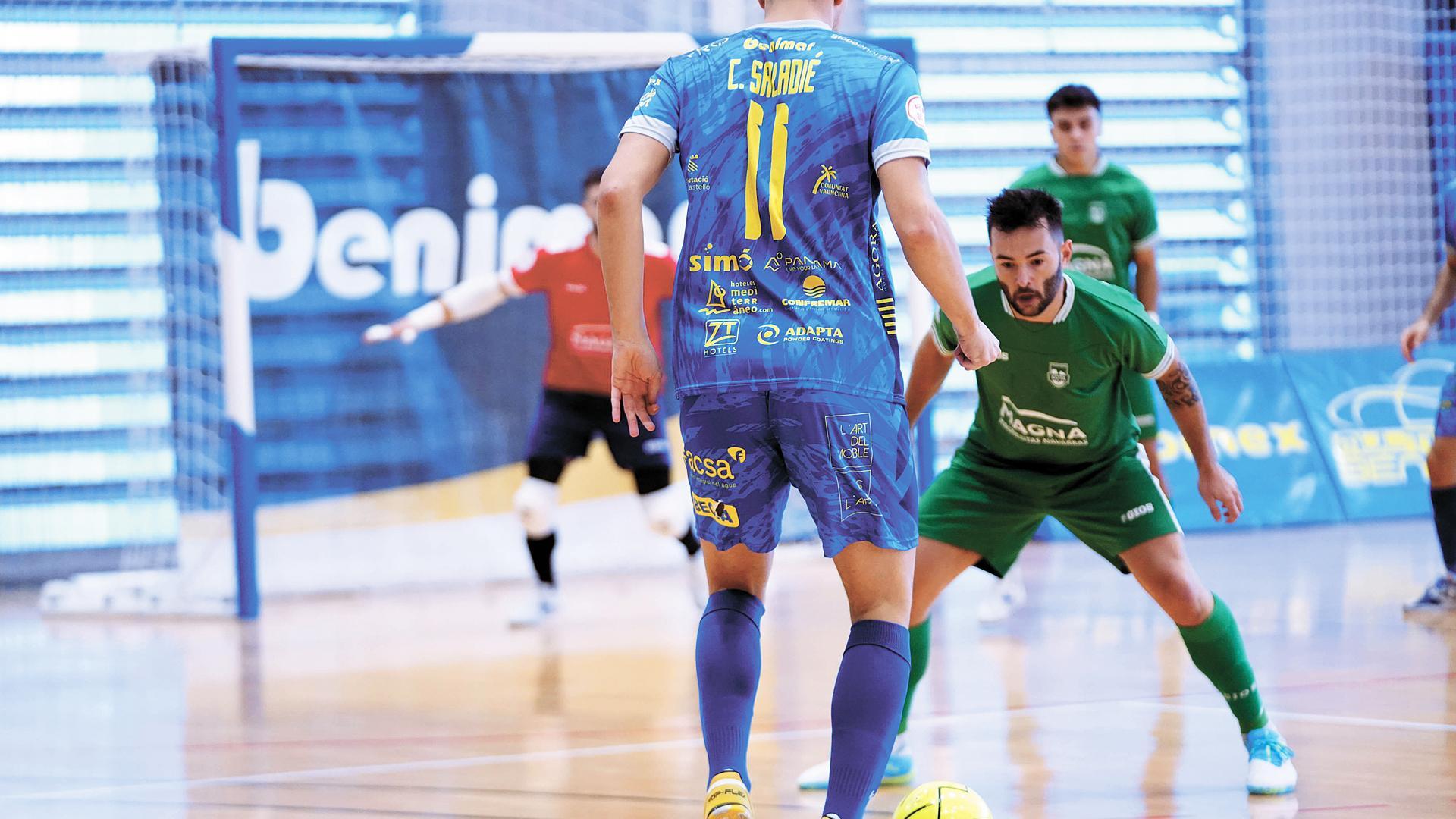 El ala de Osasuna Magna Dani Saldise defiende la acción que protagoniza Saladié en Peñíscola