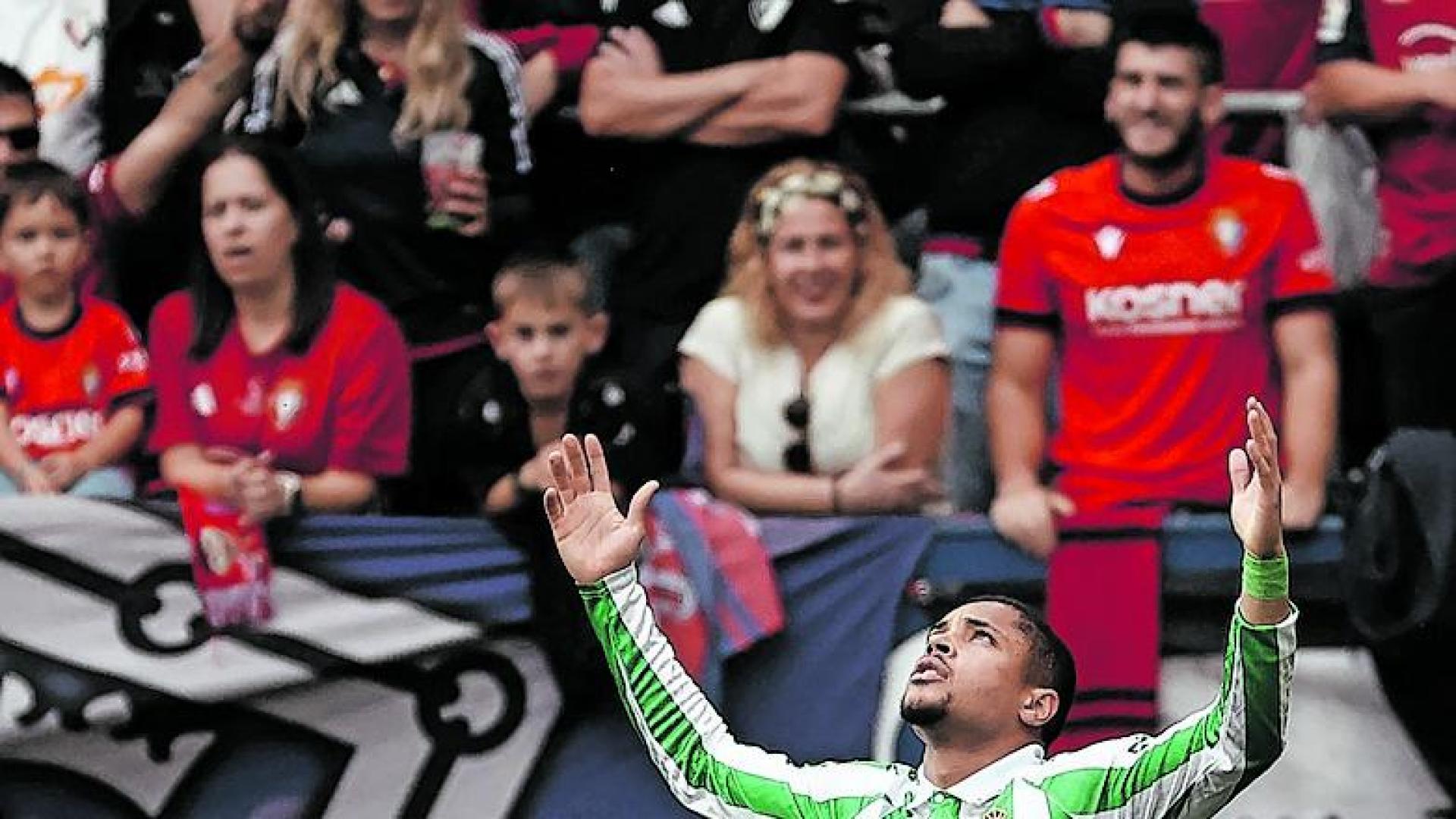 Vitor Roque celebra el gol que marcó en El Sadar