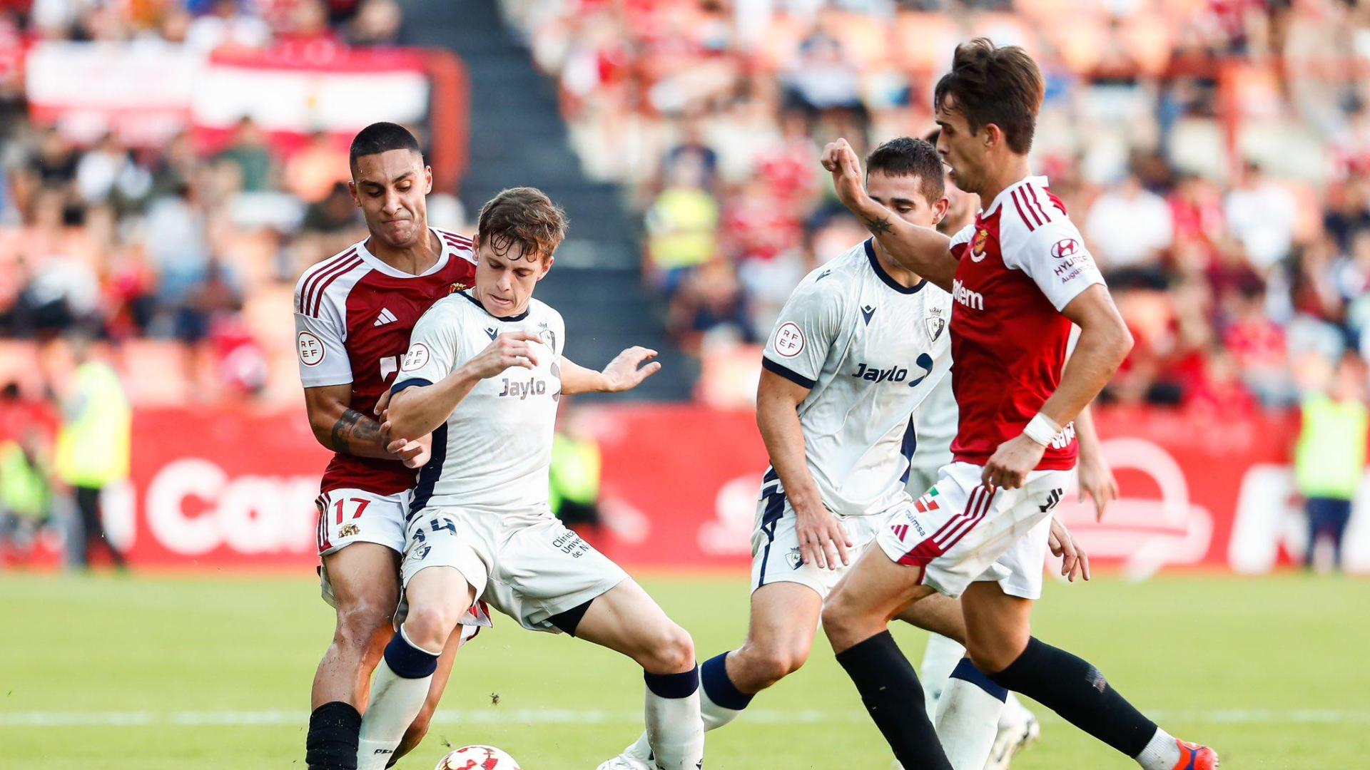 Xabi Huarte, jugador de Osasuna Promesas, protege el balón