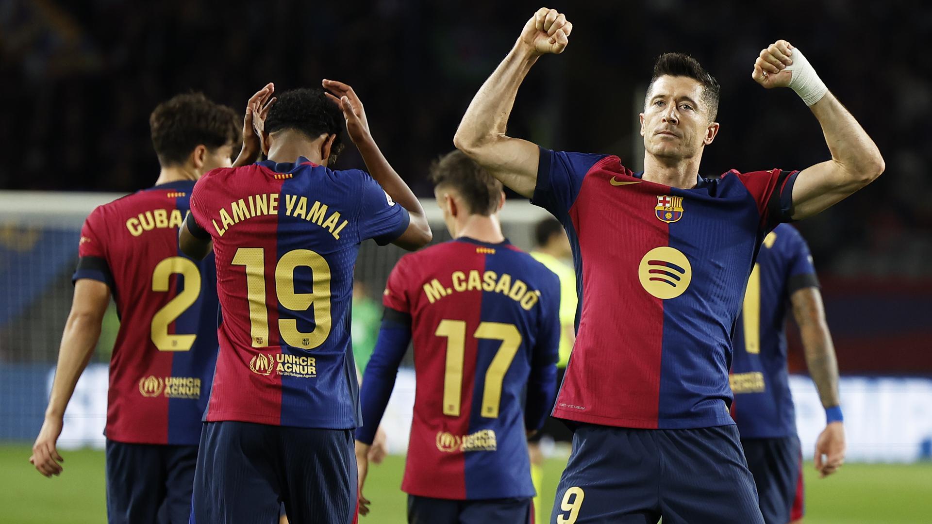 Lewandowski celebra con la grada uno de sus goles tras recibir la felicitación de sus compañeros