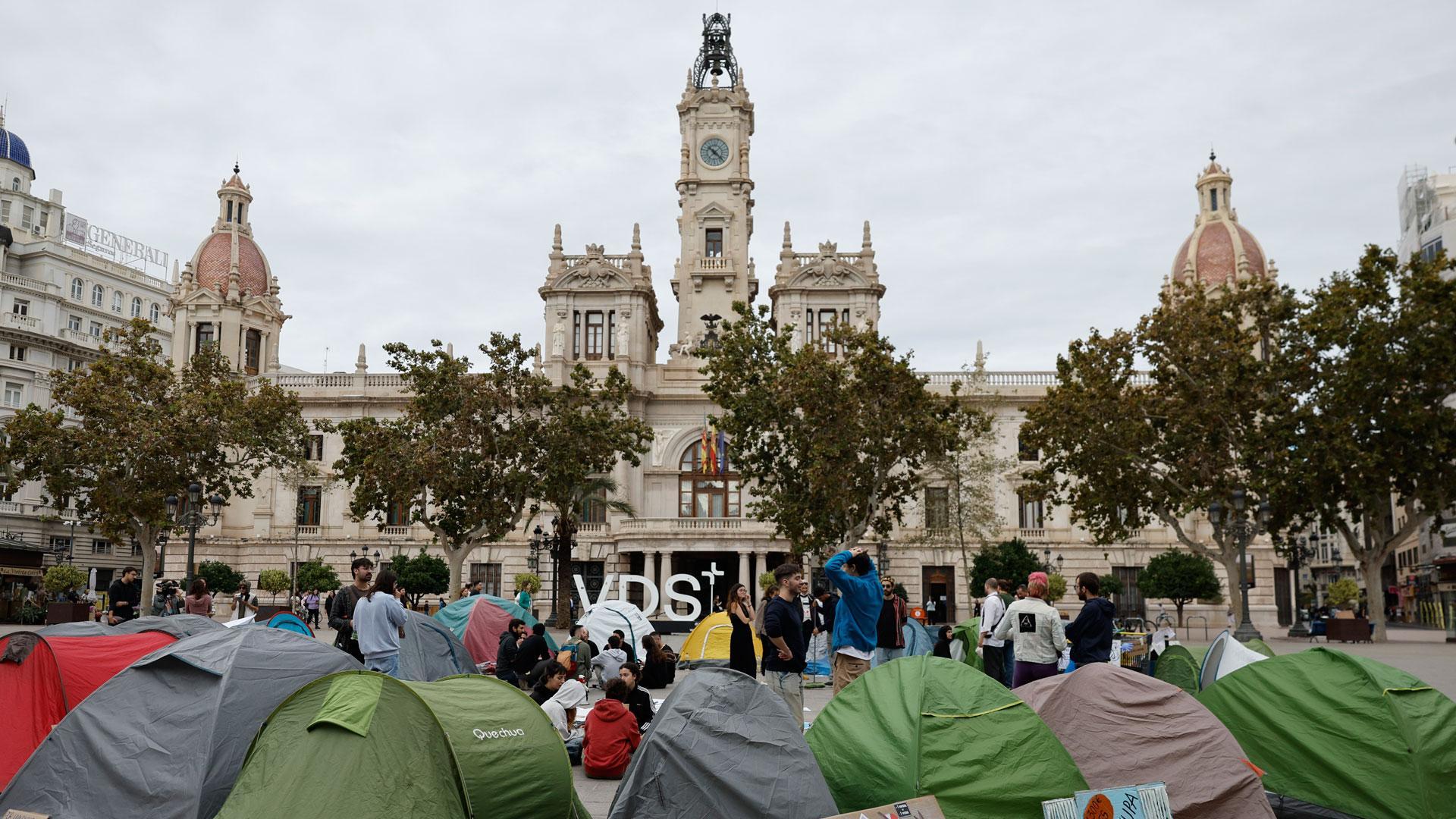 Vista este domingo de las tiendas de campaña que varios manifestantes plantaron el sábado en la plaza de Ayuntamiento en Valencia para reclamar el derecho a la vivienda y contra la turistificación