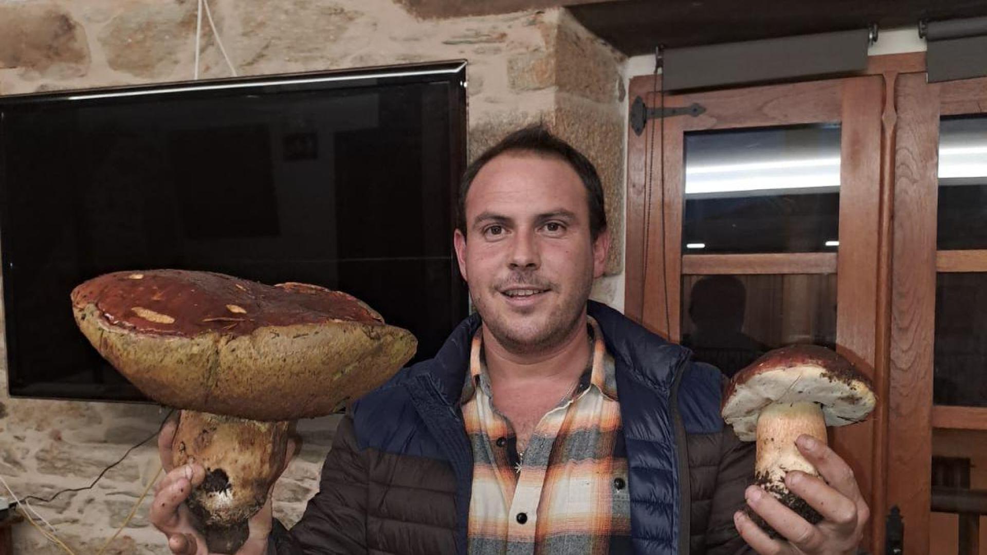 Carlos Astarriaga Iribas posa con el boletus pinicola de 3.8 kilogramos que encontró en Unguilde (Zamora)