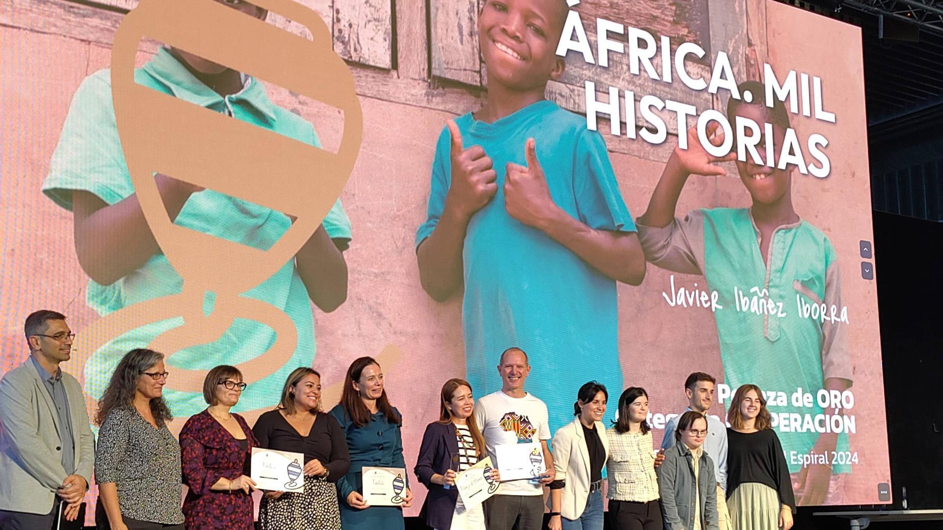 En el centro, con camiseta blanca, Javier Ibáñez durante la entrega de premios