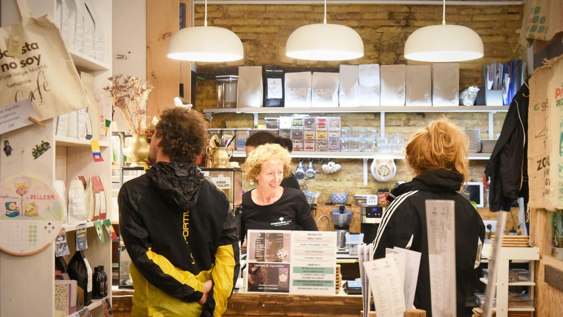 Gael Ceccchetto, en el centro de la imagen desde el mostrador de Compañía Café, donde también venden café a granel