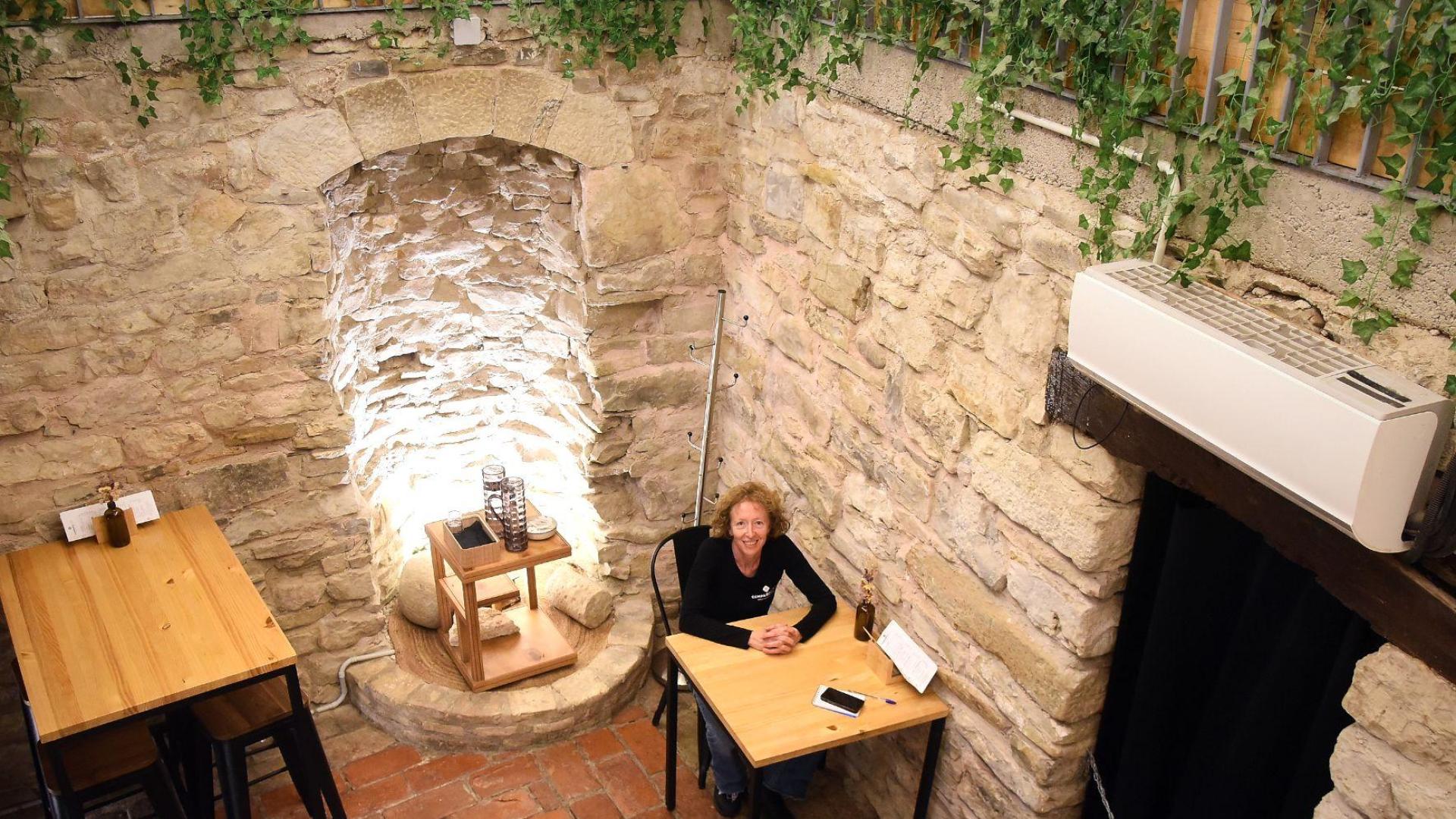 Gael Ceccchetto, en el sótano de Compañía café, donde se ubica el arco romano