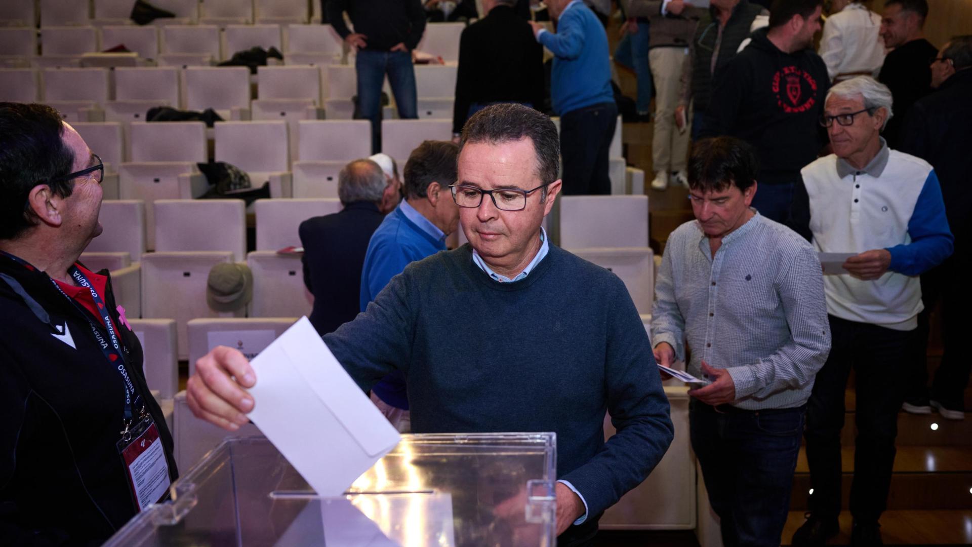 Alfonso Ramírez deposita su voto en la asamblea de este pasado sábado