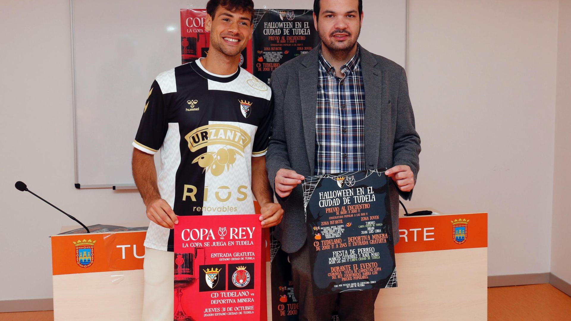 De izquierda a derecha, el jugador del CD Tudelano Eder Iribarren y el presidente del club, Ramón Lázaro