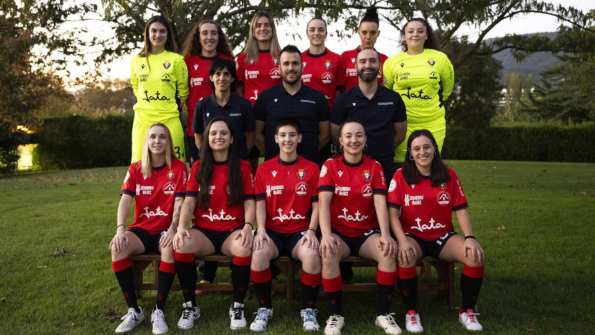 Las jugadoras y cuerpo técnico de Osasuna Futsal durante la presentación oficial