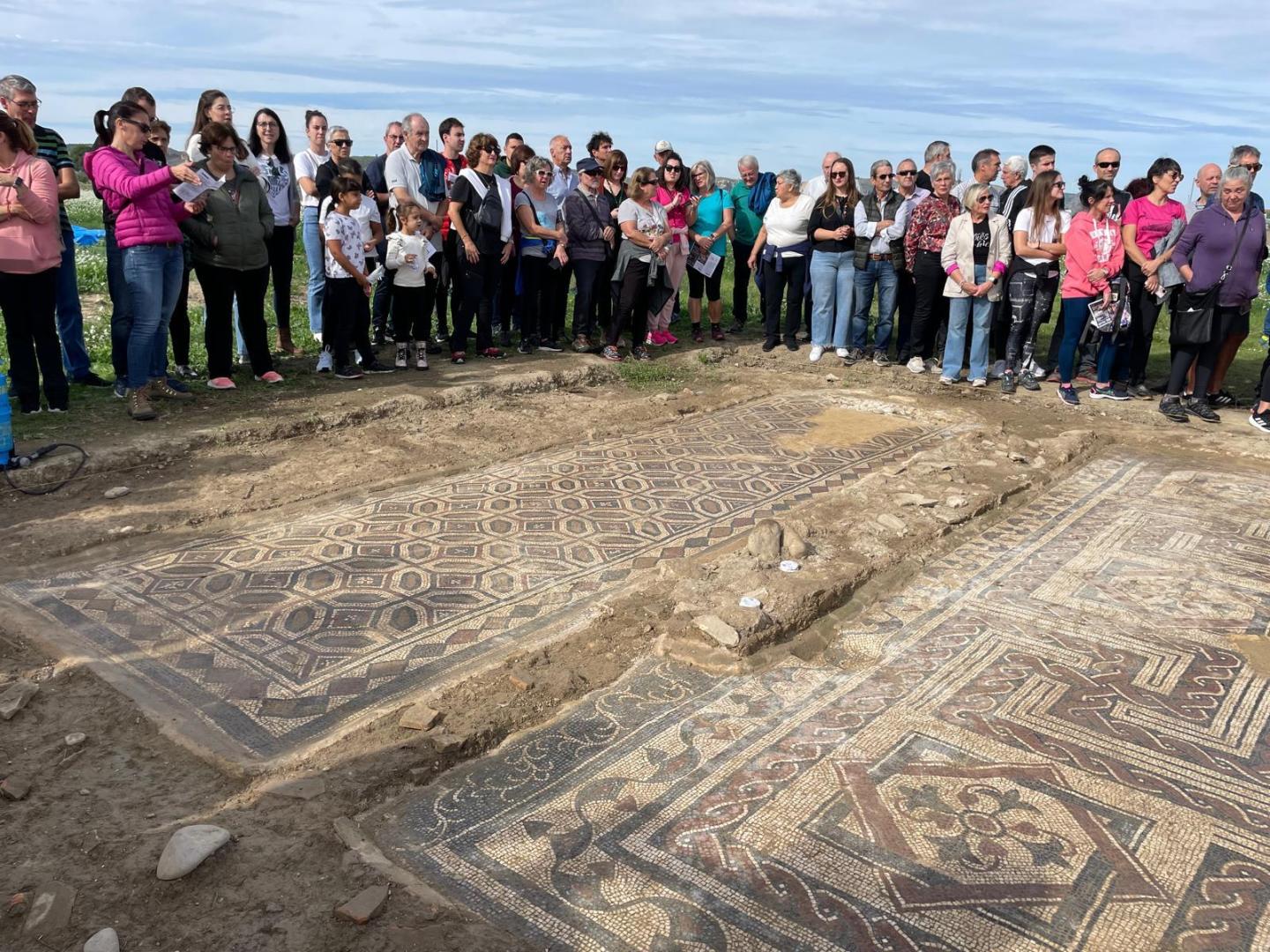 Público asistente a la jornada de puertas abiertas el día 20 de octubre en Campo de Arlas.