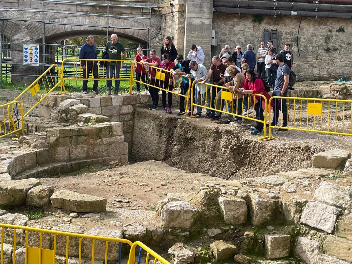 Asistentes en torno al ábside de la ermita de la Virgen del Pero, en Peralta.