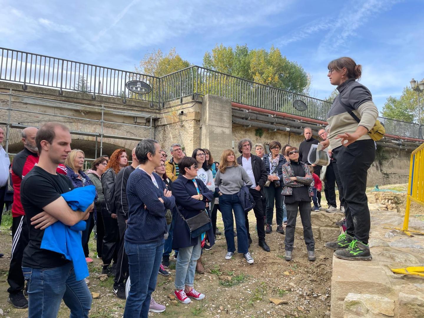 Nerea Soto explica a los asistentes detalles de la intervención arqueológica en la ermita de la Virgen del Pero.