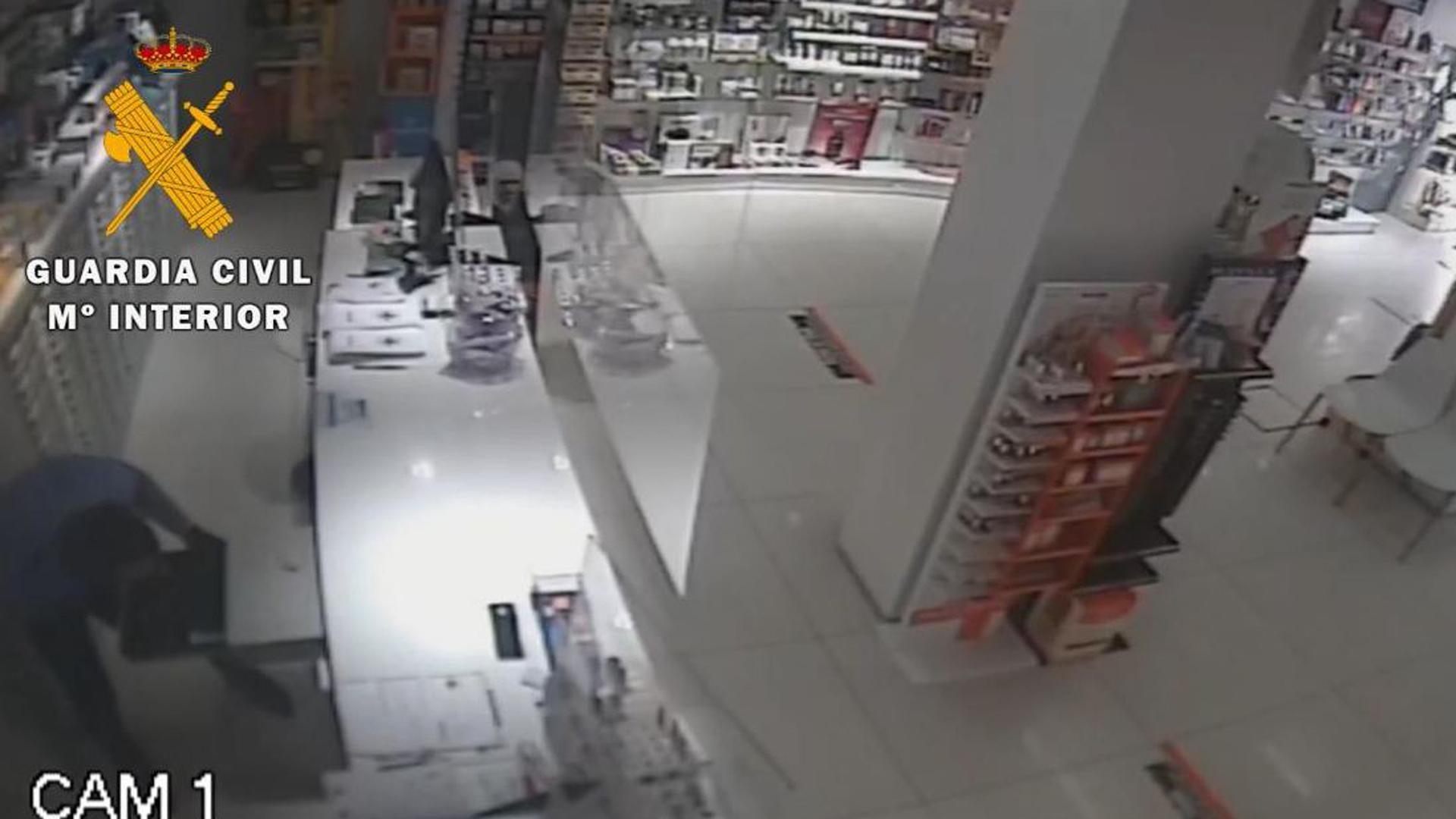 Detenido un hombre tras un robo con violencia en una farmacia de Noáin