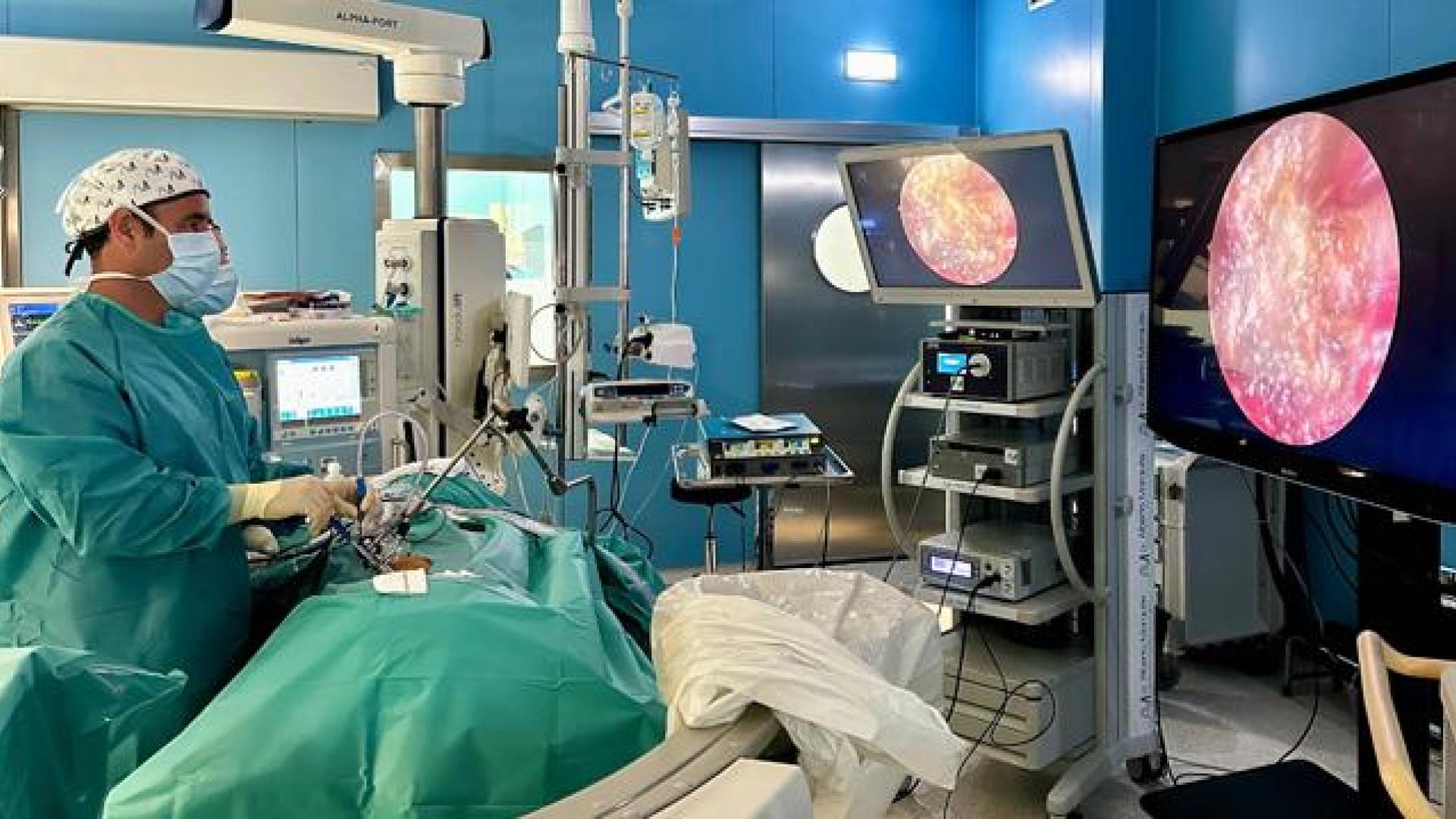 El doctor Alberto Marqués, durante una cirugía cirugía endoscópica de columna