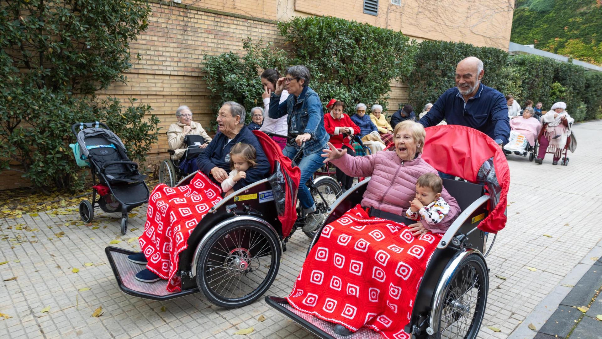 Salida de uno de los paseos en Yayacleta que se realizaron ayer entre residentes de la Misericordia y niños de la Escuela Infantil La Casita