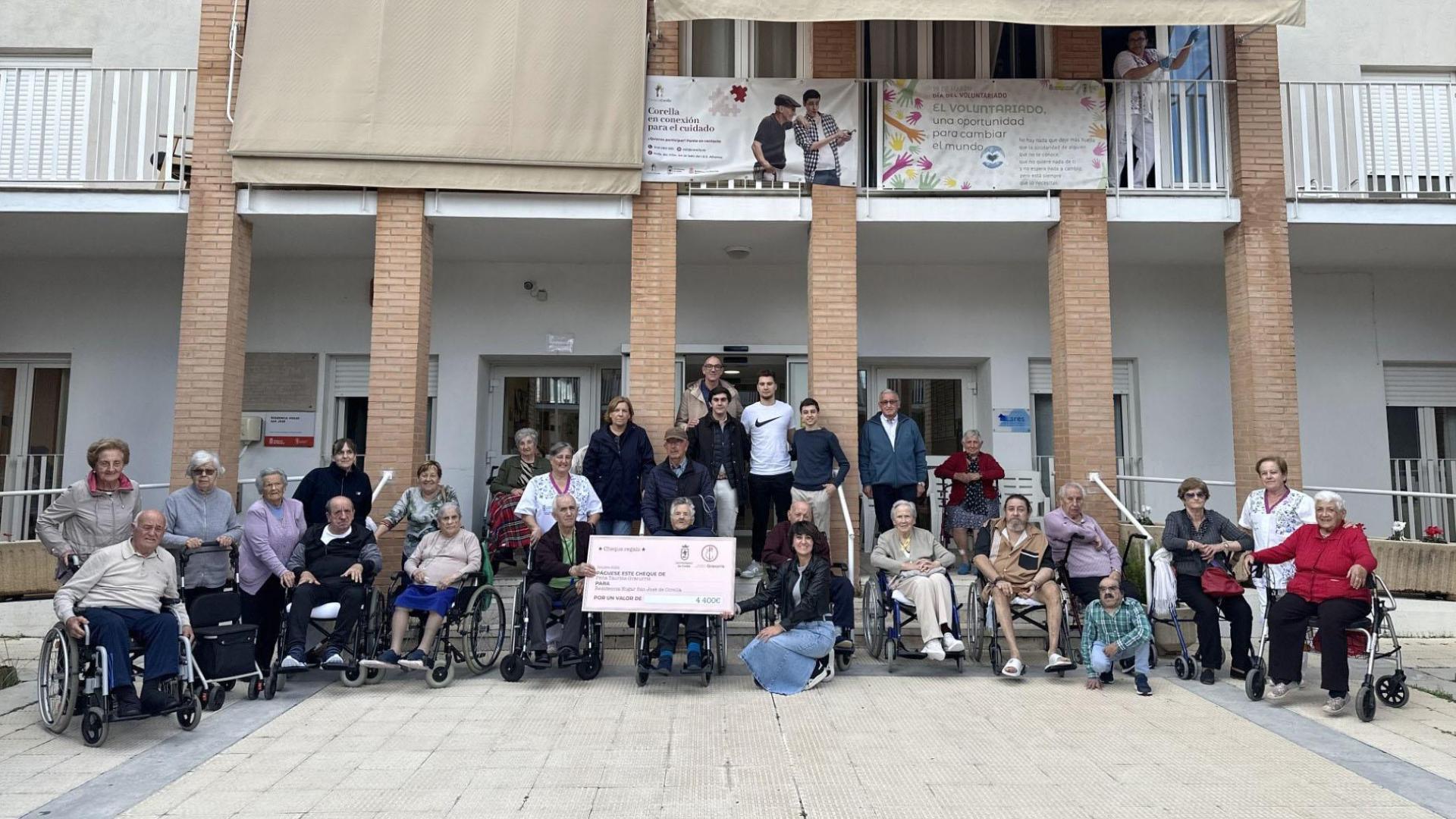 Integrantes de la Peña Gracurris y residentes del Hogar San José, en el acto de entrega de la donación