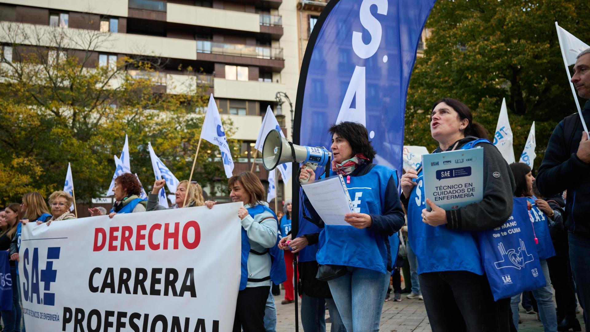 Miembros de SAE concentrados frente al Parlamento foral.