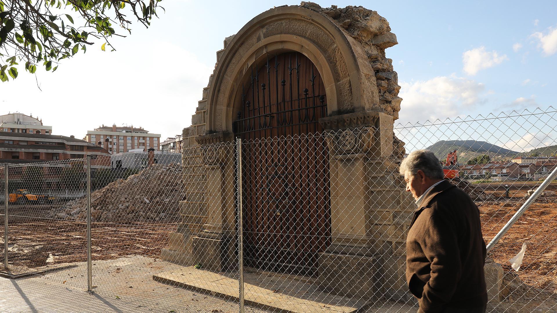 Vista de la puerta de la iglesia de las Redentoristas en Burlada, que seguirá en pie