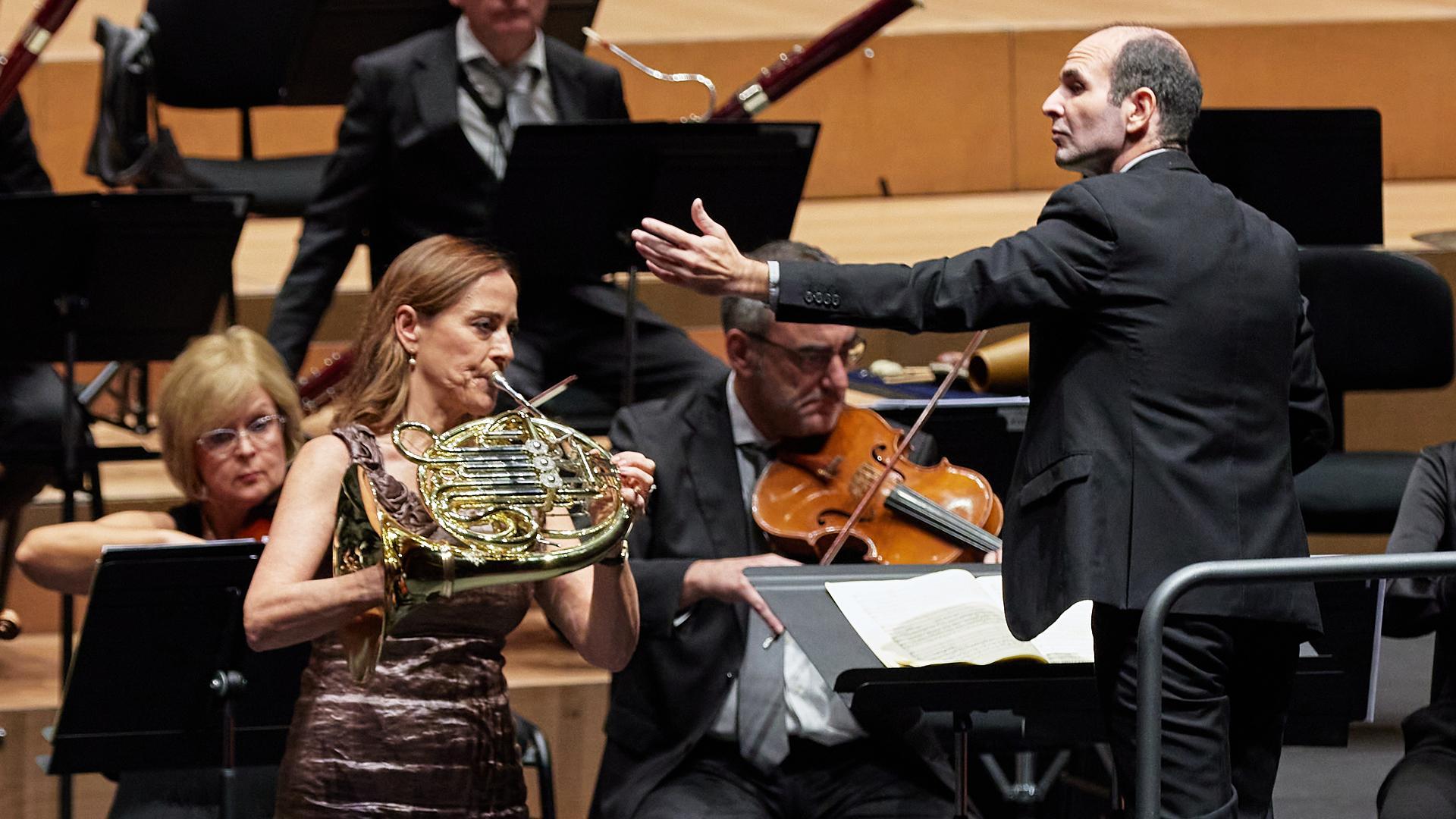 Sarah Willis a la trompa y José Antonio Méndez a la batuta en el concierto en Baluarte