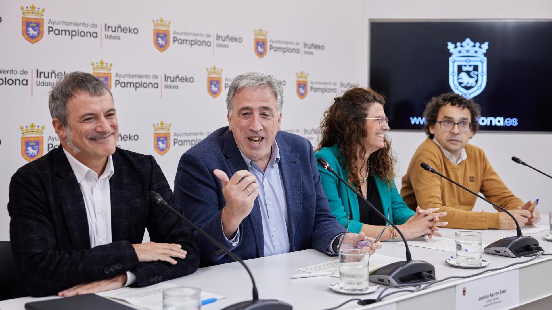 De izquierda a derecha: Mikel Armendariz (Geroa Bai), Joseba Asiron y Garbiñe Bueno (EH Bildu) y Txema Mauleón (Contigo/Zurekin)