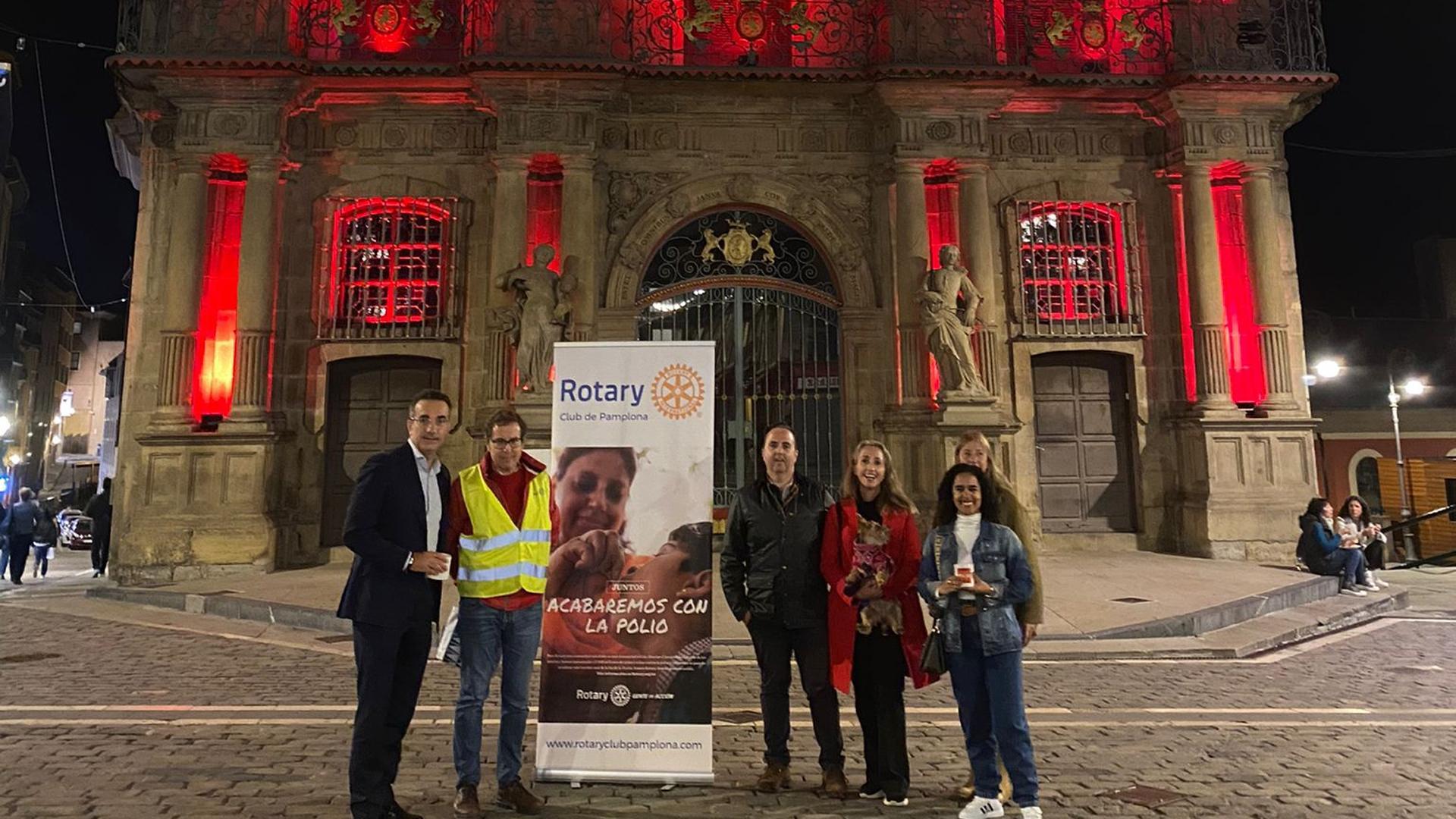 Miembros de Rotary Club de Pamplona junto al Ayuntamiento