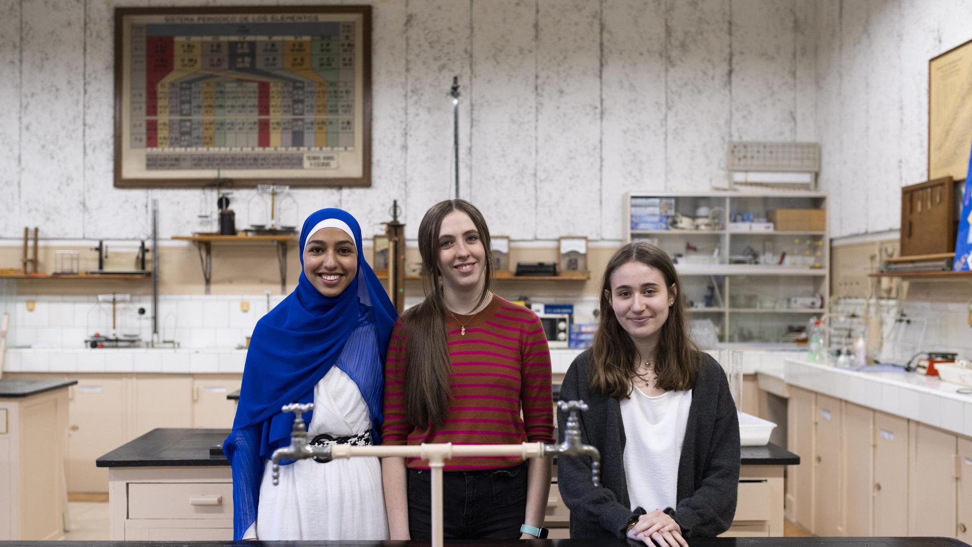Las alumnas Lamis Farghaeli, Leire Campos y Sofía Montori en el laboratorio de su instituto, Plaza de la Cruz