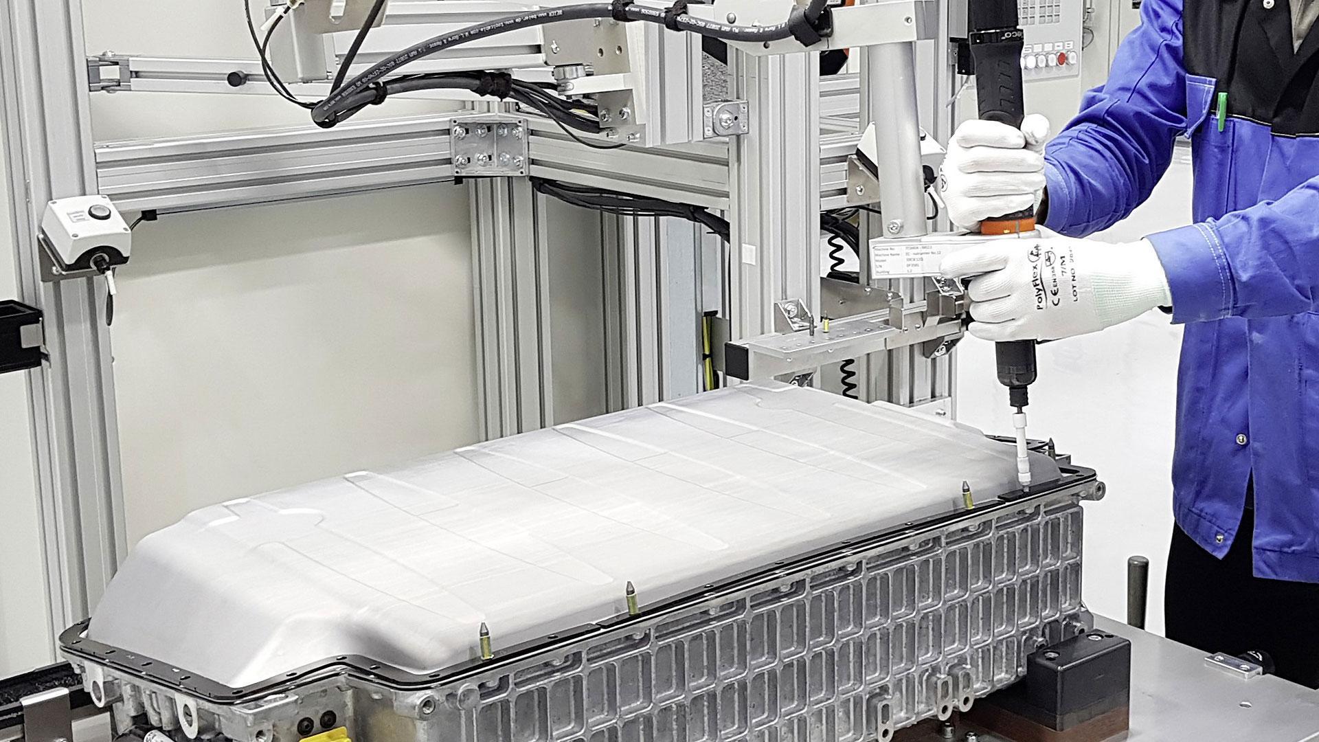 Un operario trabaja en el interior de una fábrica