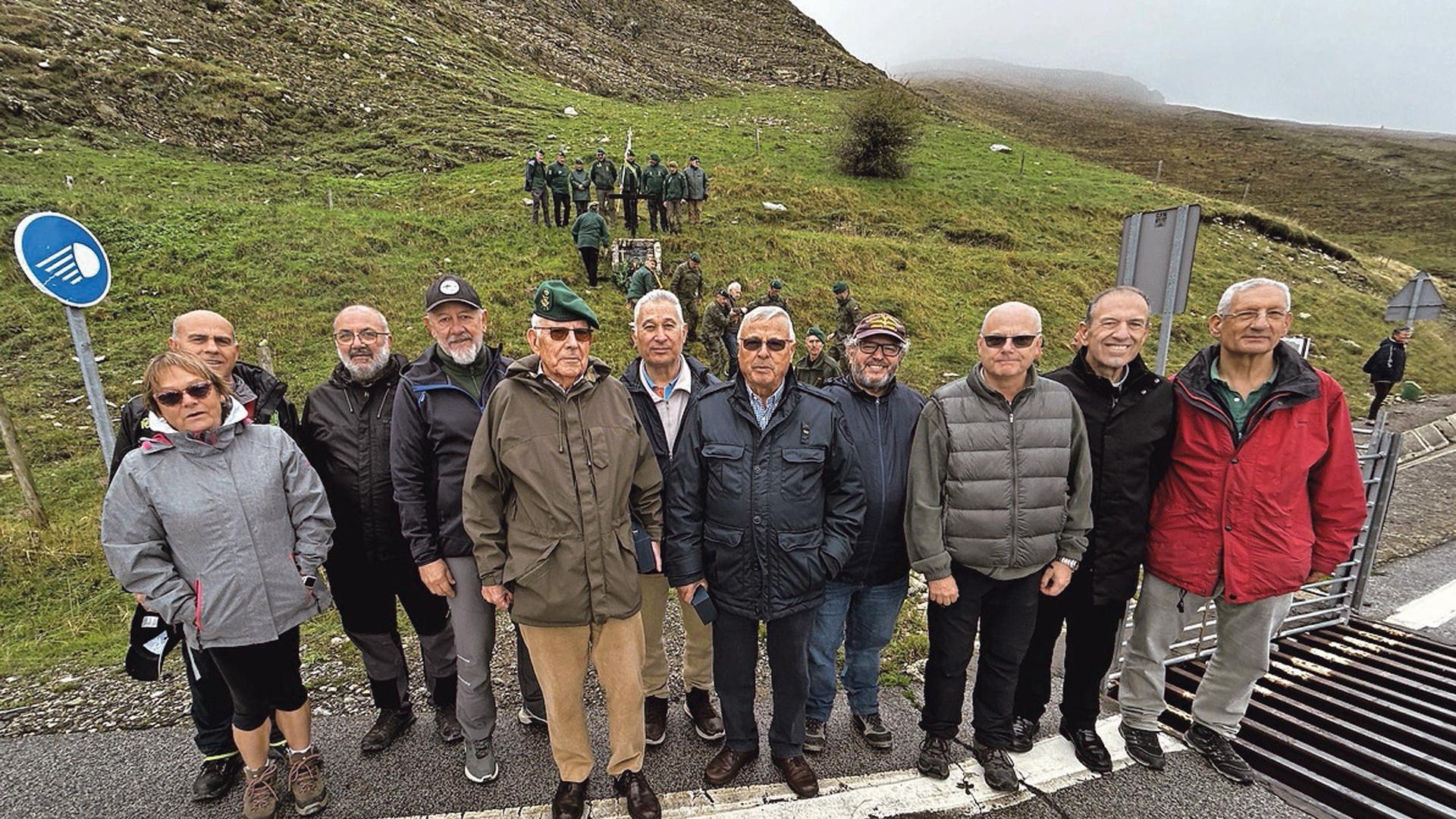 Algunos de los asistentes al acto de ayer en la ladera del Orhi