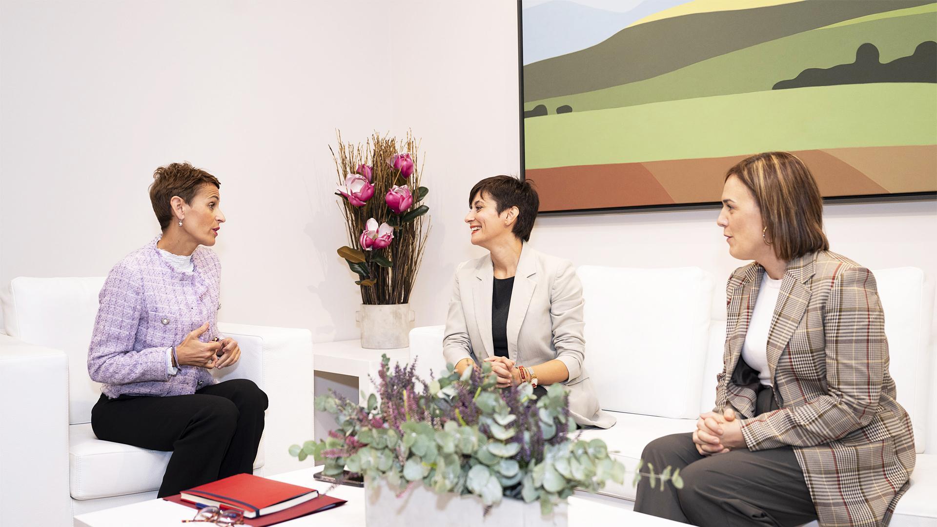 De izda. de dcha., María Chivite, la ministra Isabel Rodríguez y la delegada del Gobierno en Navarra, Alicia Echeverría