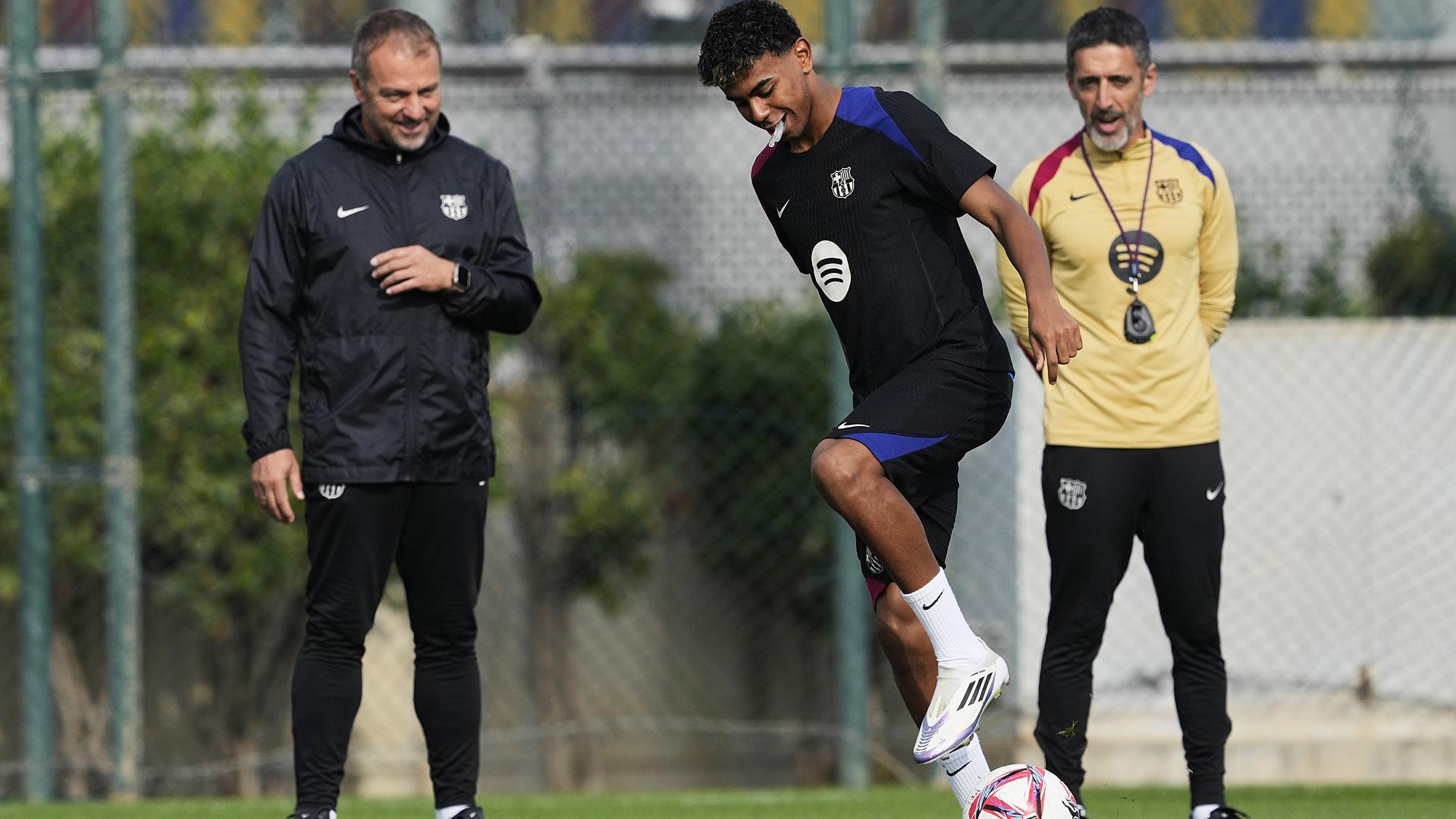 Hansi Flick sonríe ante un ejercicio con el balón de Lamine Yamal