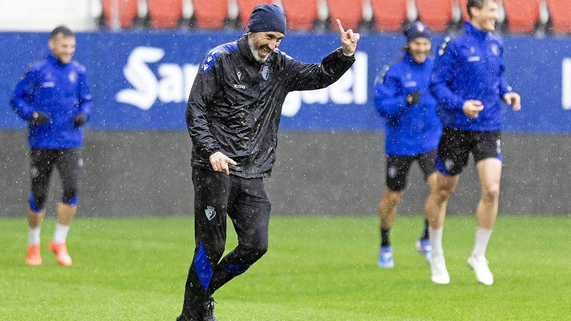 Graciosa imagen de Vicente Moreno, bajo el aguacero, durante el entrenamiento de este viernes en El Sadar