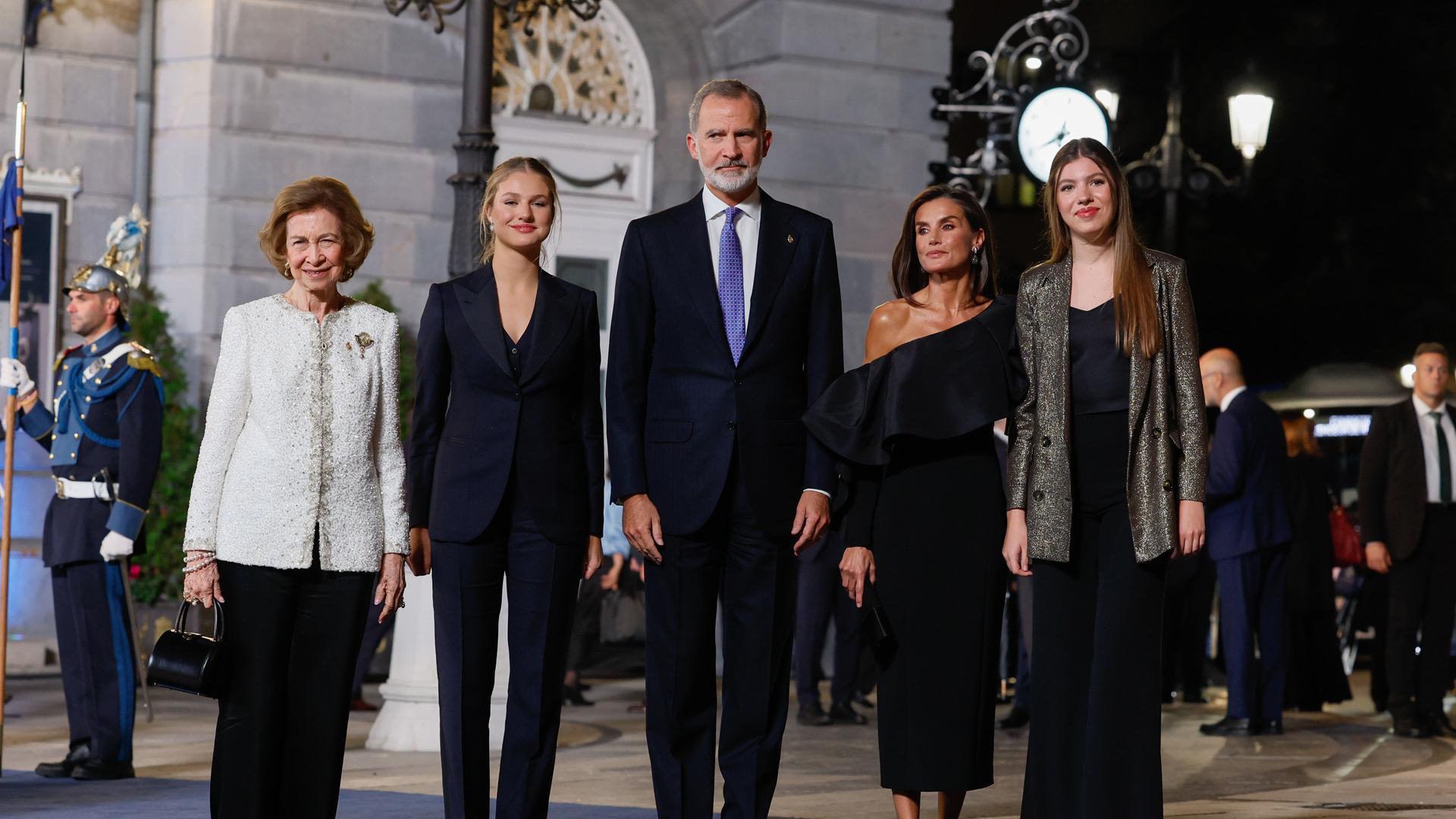 Los reyes, la princesa Leonor, la infanta Sofía y la reina Sofía, a su salida la ceremonia de entrega de los Premios Princesa de Asturias