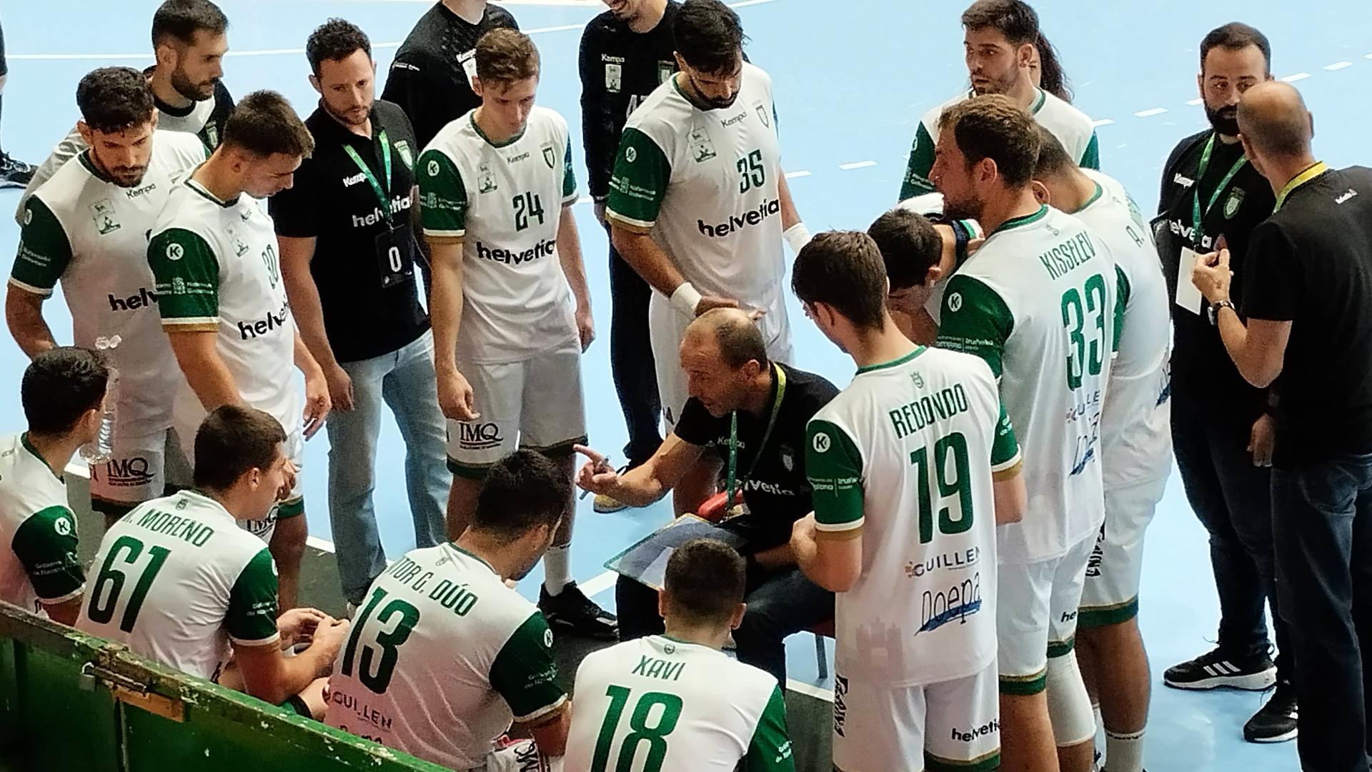 El técnico Quique Domínguez da instrucciones a su equipo  durante un tiempo muerto en Anaitasuna