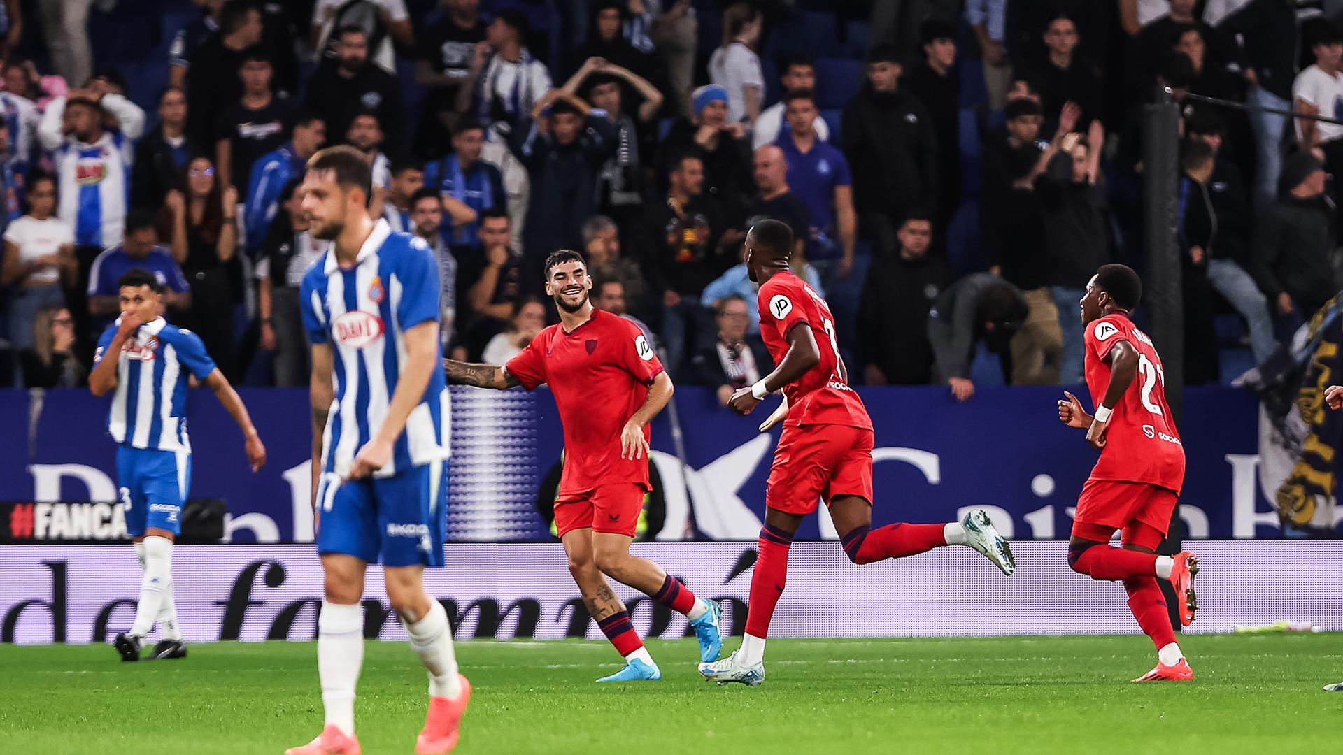 Los jugadores del Sevilla celebran uno de los goles de Dodi Lukebakio en el RCDE Stadium