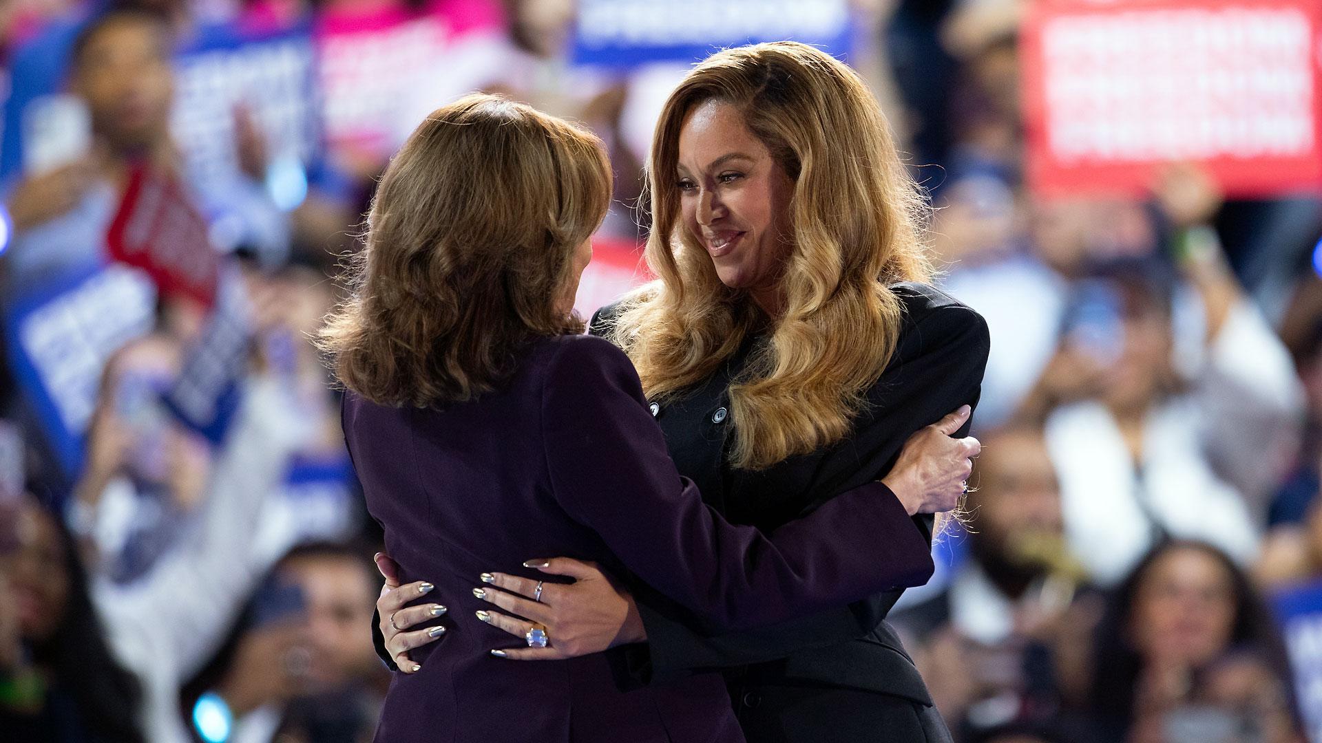 Kamala Harris (izquierda) saluda a la cantante Beyoncé, durante un mitin celebrado este viernes en Houston, Texas