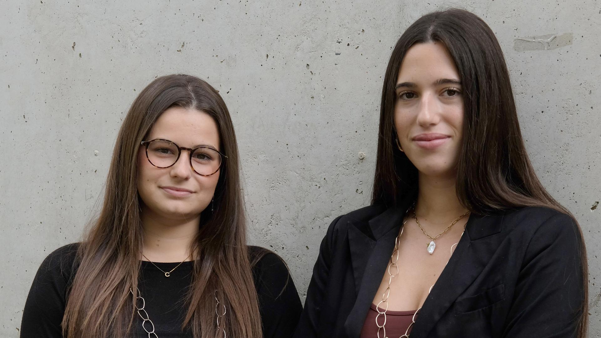 Nora Zalba y Carlota Garde, estudiantes de 19 años de Enfermería de la Universidad de Navarra