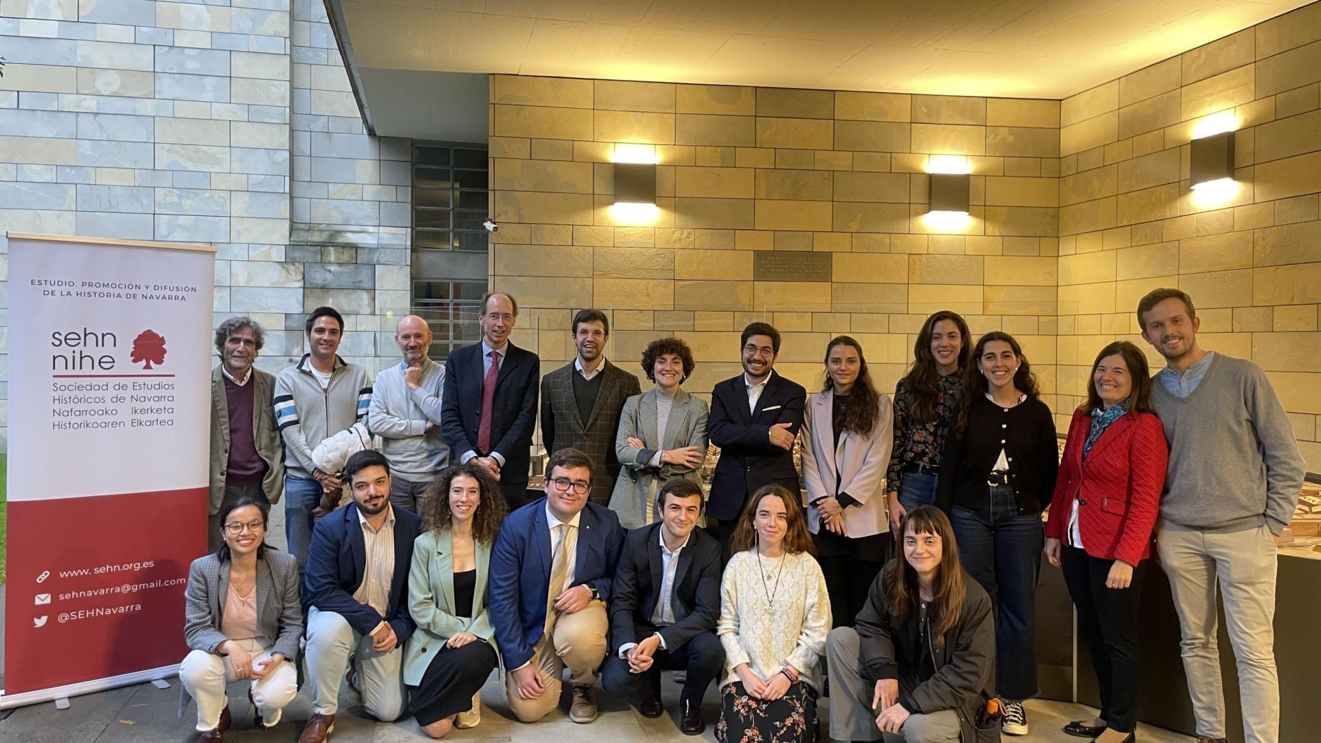 Han participado jóvenes istoriadores de la Universidad de Navarra, la Universidad Pública de Navarra, la UNED, la Universidad Complutense de Madrid, la Universidad de Zaragoza, la Universidad Isabel I, la Universidad de Salamanca, la Universidad Carlos II