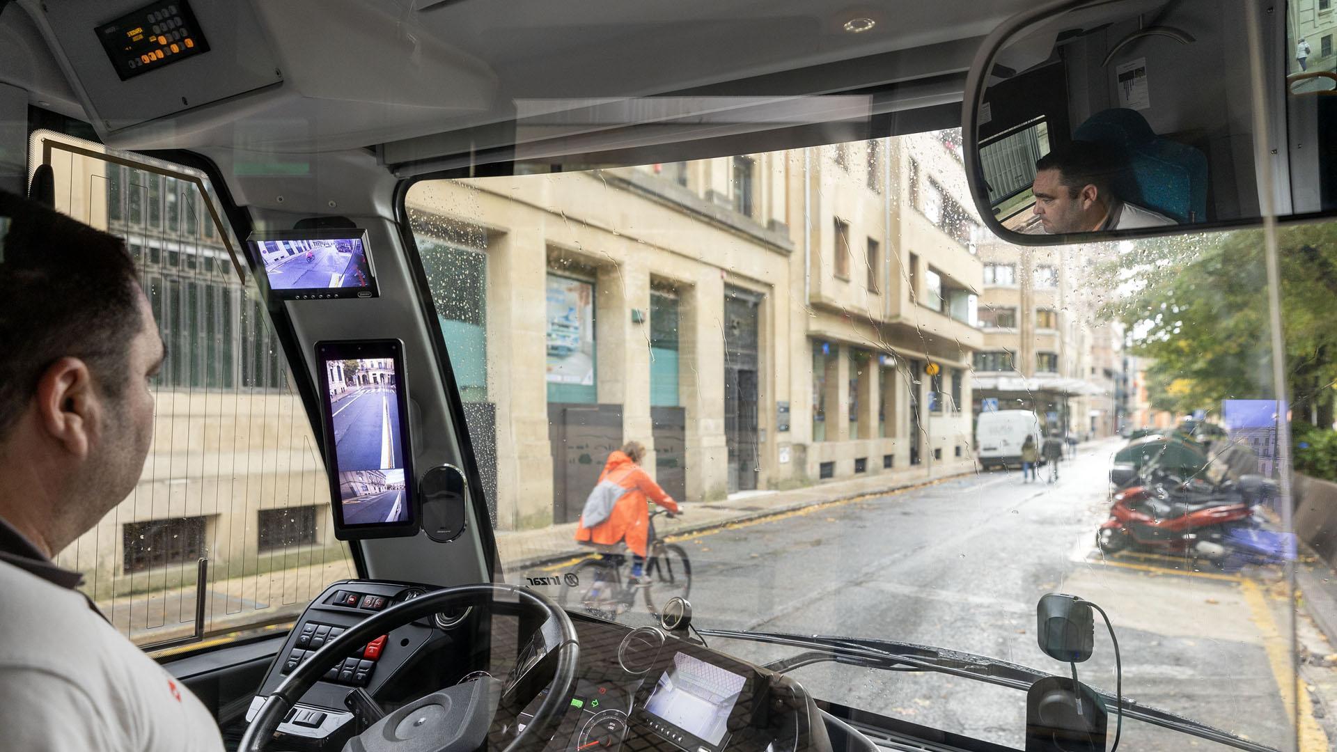 La nueva cámara. En la cámara superior, a la izquierda de la imagen, la que está en pruebas, se ve a la persona que circula en bicicleta. En la inferior, no se aprecia. La imagen se tomó este miércoles 16 de octubre en el paseo de Sarasate en un autobús de la línea 3