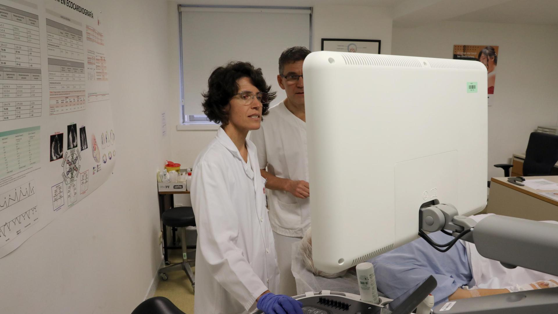 Nuria Aymerich Soler y Roberto Muñoz Arrondo, especialistas en Neurología, durante una ecocardiografía